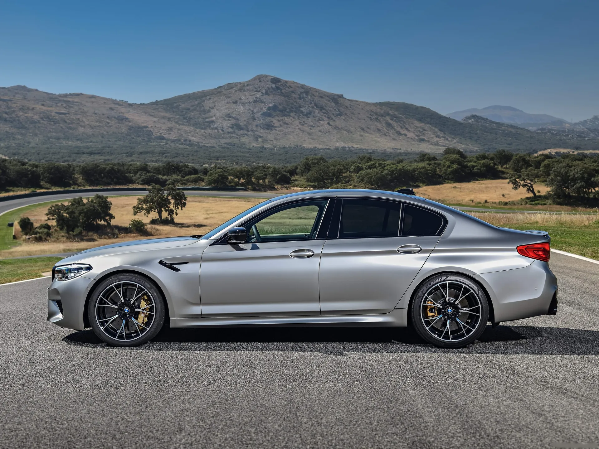 BMW M5 Competition (2019) – boční profil