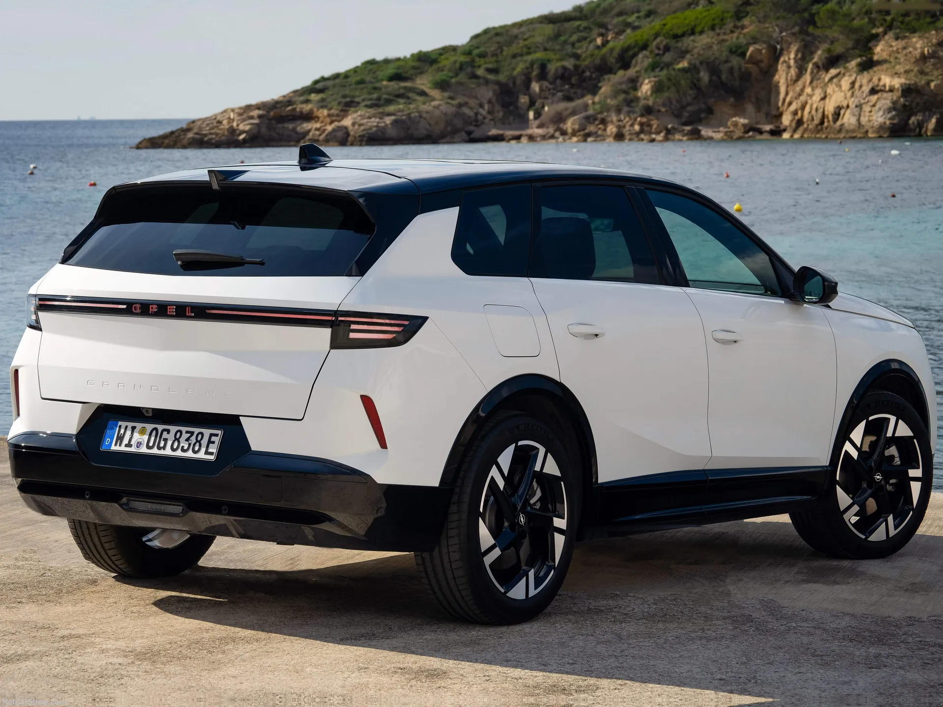 Opel Grandland Plug-in Hybrid (2025) – zadní tříčtvrteční pohled