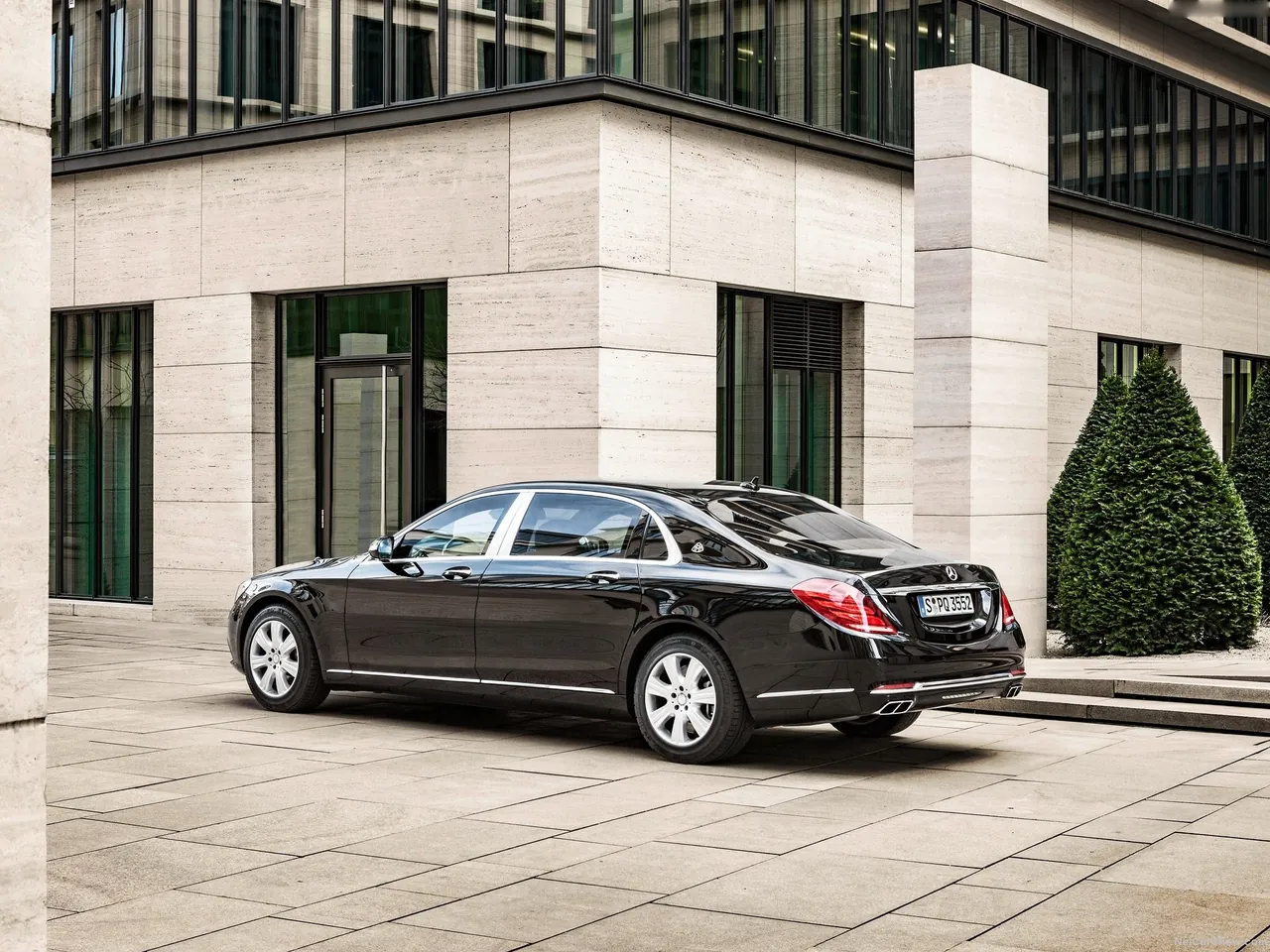 Mercedes-Benz S600 Maybach Guard (2016) - Rear Three-Quarter