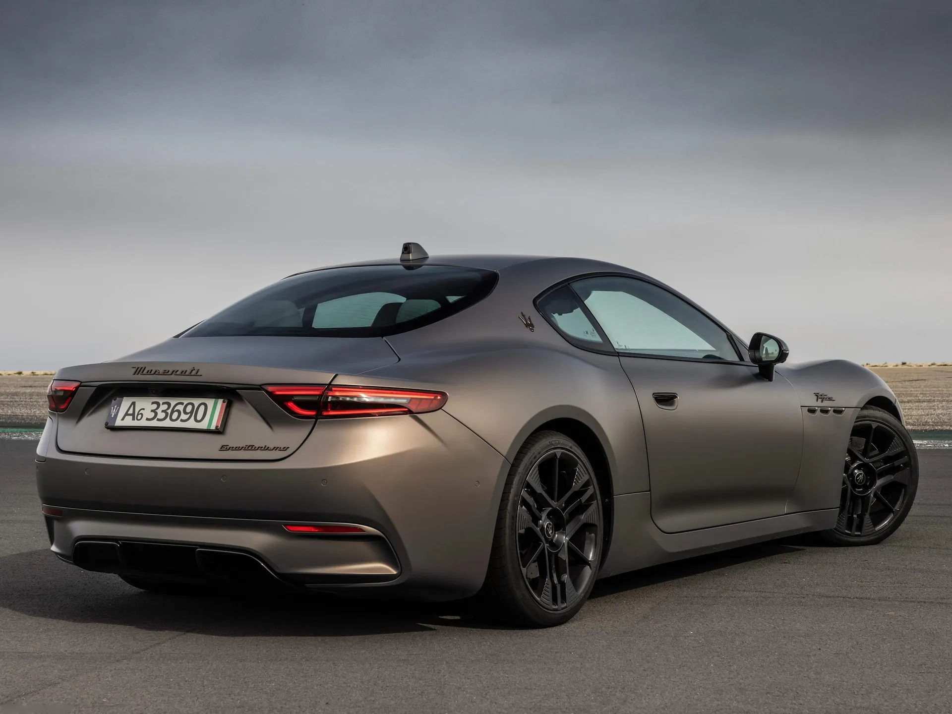 Maserati GranTurismo Folgore (2023) – zadní tříčtvrteční pohled
