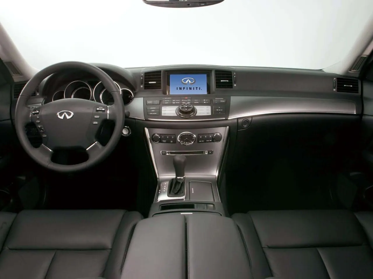 Infiniti M35 (2006) – interiér