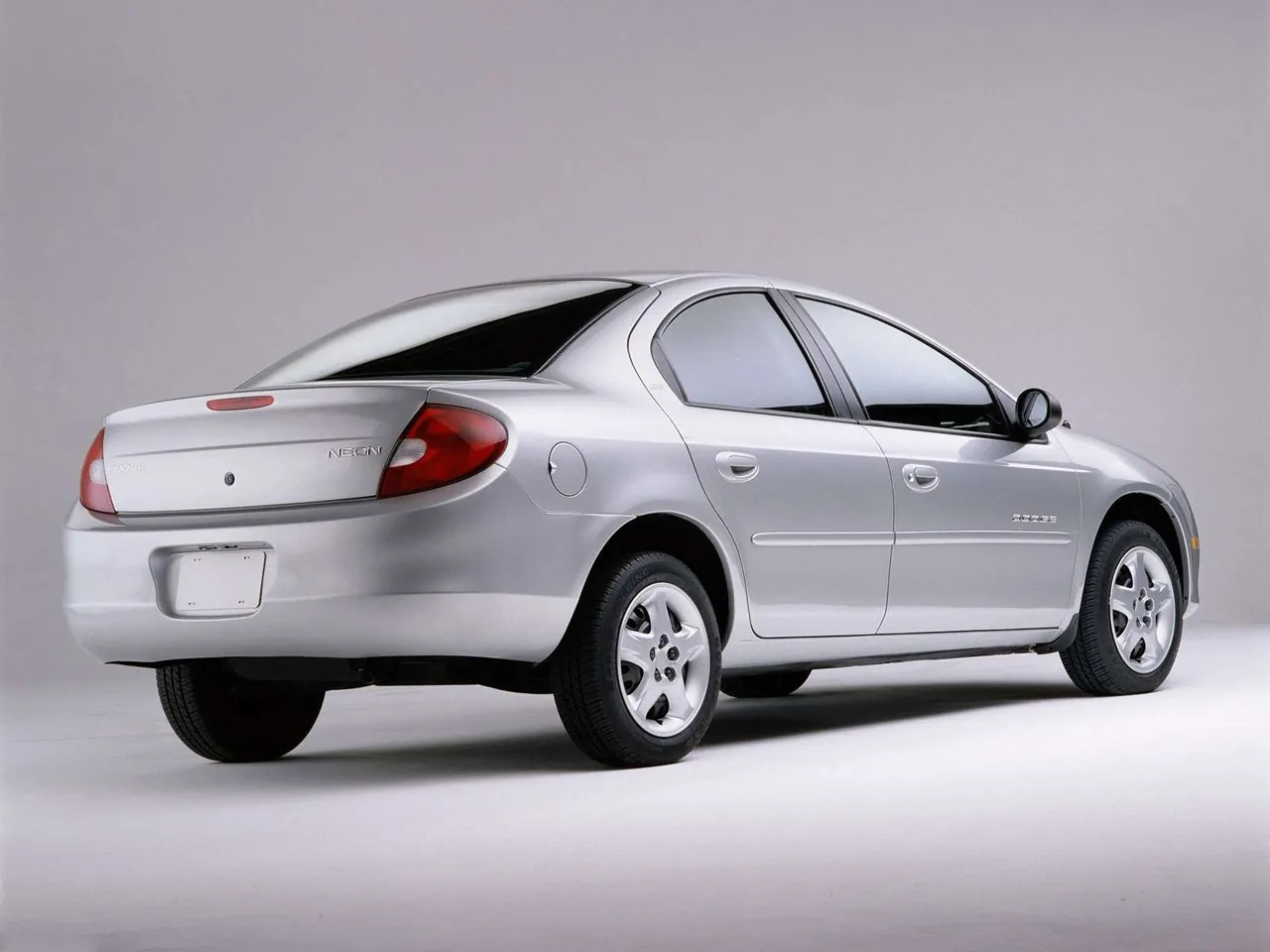 Dodge Neon (2000) – zadní tříčtvrteční pohled