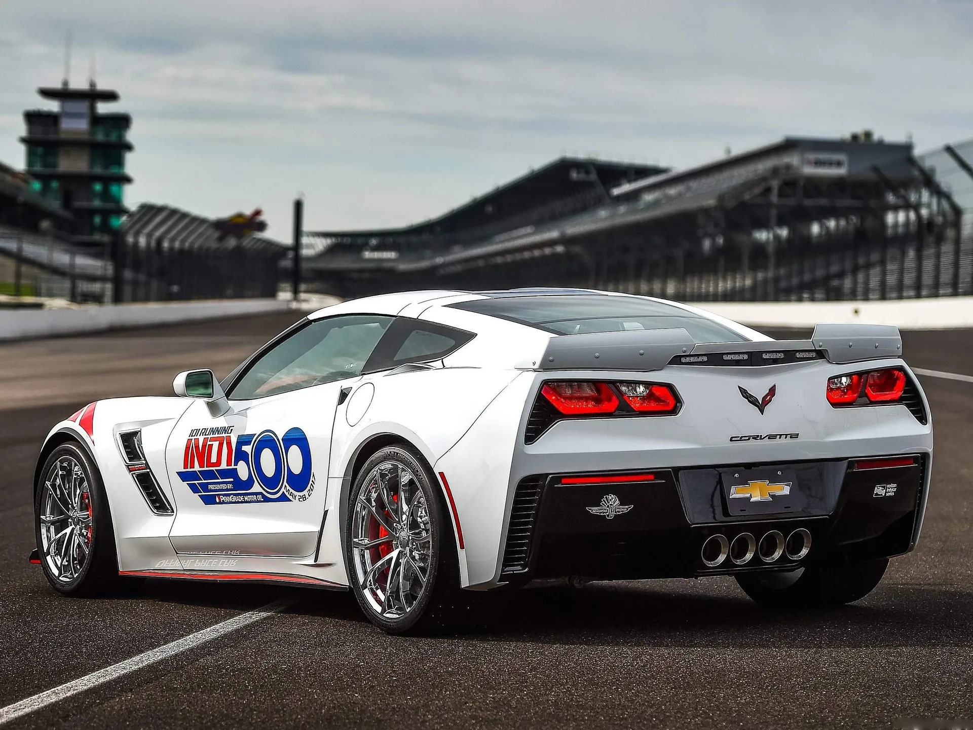 Chevrolet Corvette Grand Sport Indy 500 Pace Car (2017) – zadní tříčtvrteční pohled