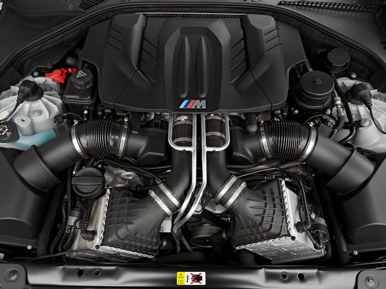 BMW M6 Gran Coupe (2014) – motorový prostor