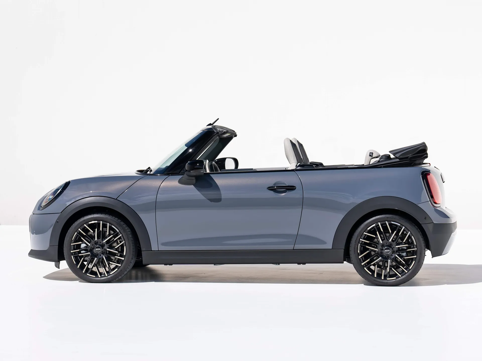 Mini Cooper S Convertible (2025) – boční profil