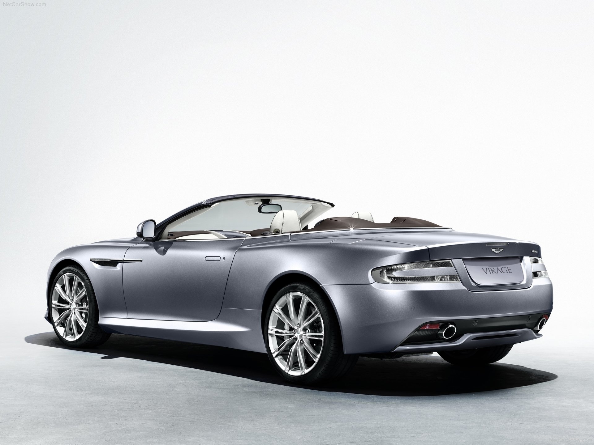 Aston Martin Virage Volante (2012) – zadní tříčtvrteční pohled