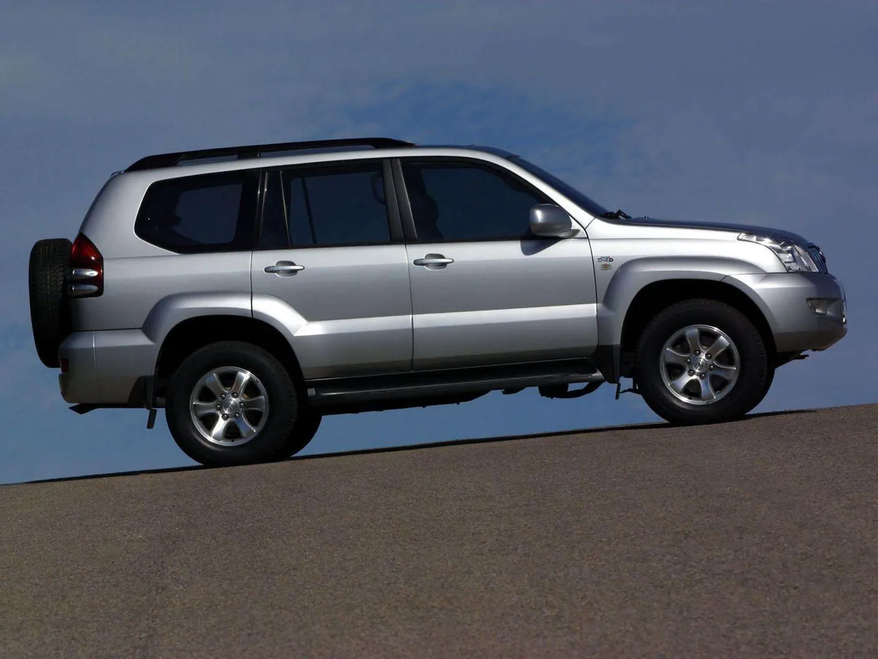 Toyota Land Cruiser 5d (2003) - Side Profile
