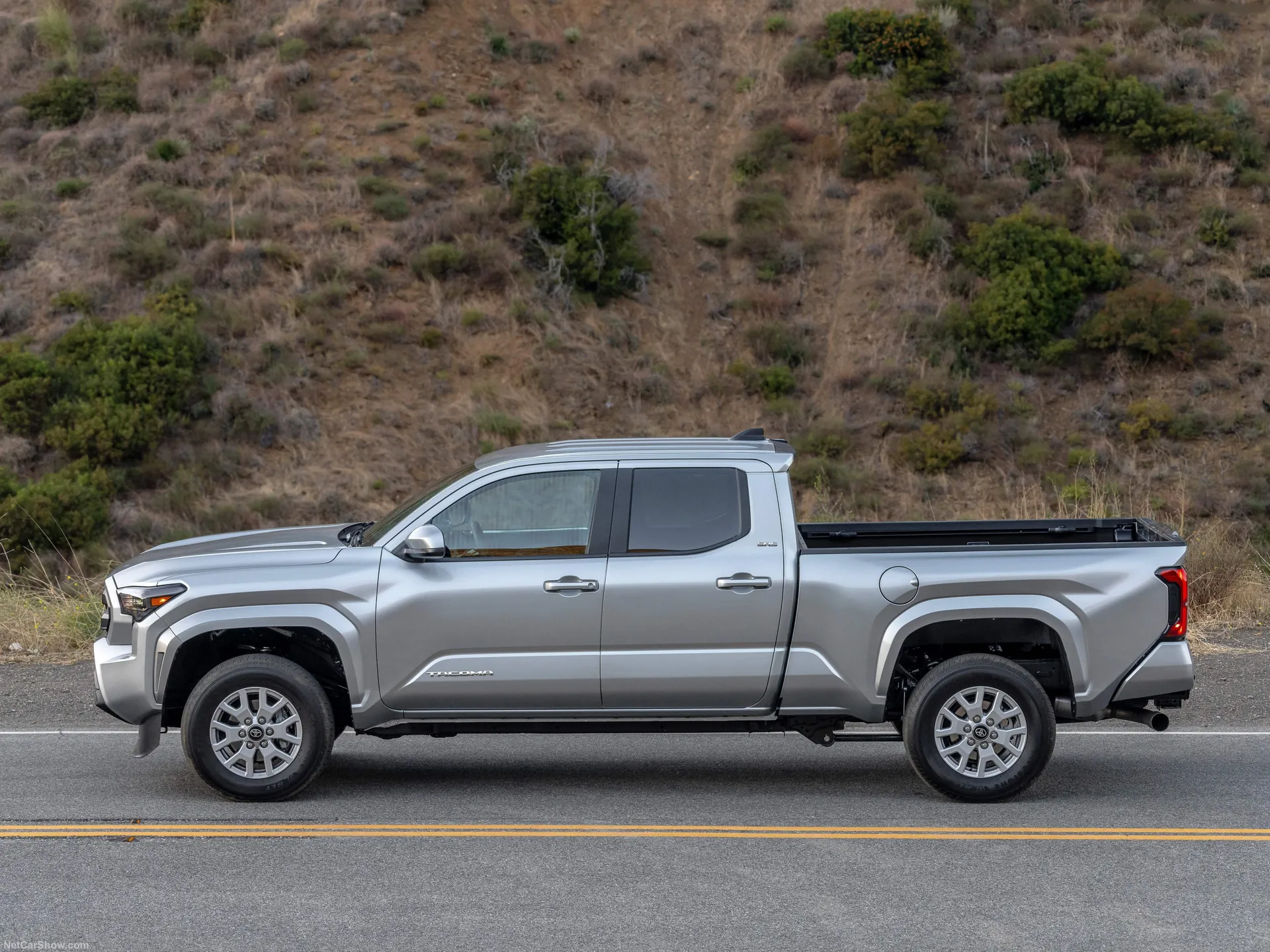 Toyota Tacoma SR5 (2024) – boční profil