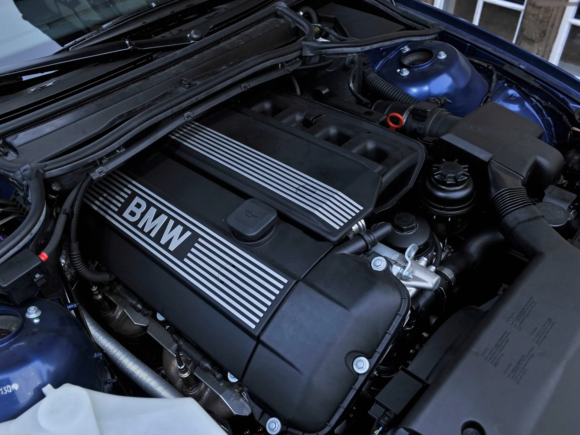 BMW 328Ci Coupe (1999) – motorový prostor