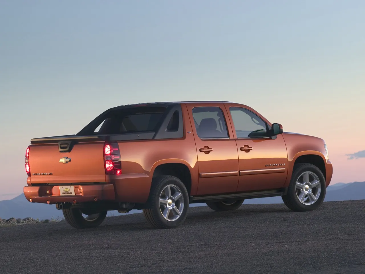 Chevrolet Avalanche LTZ (2007) – zadní tříčtvrteční pohled