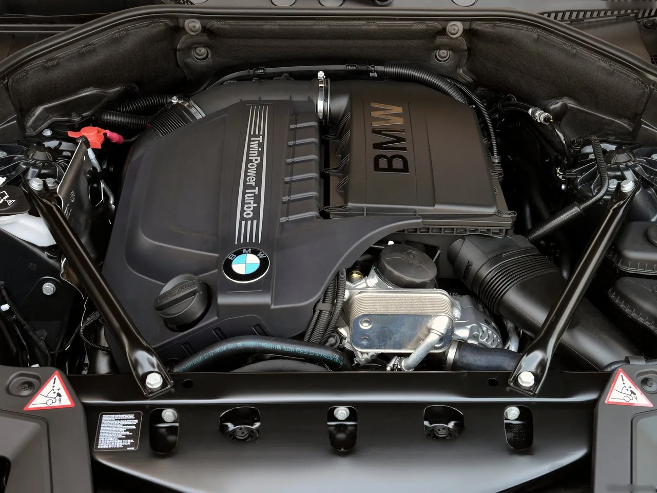BMW 5-Series Gran Turismo (2014) – motorový prostor