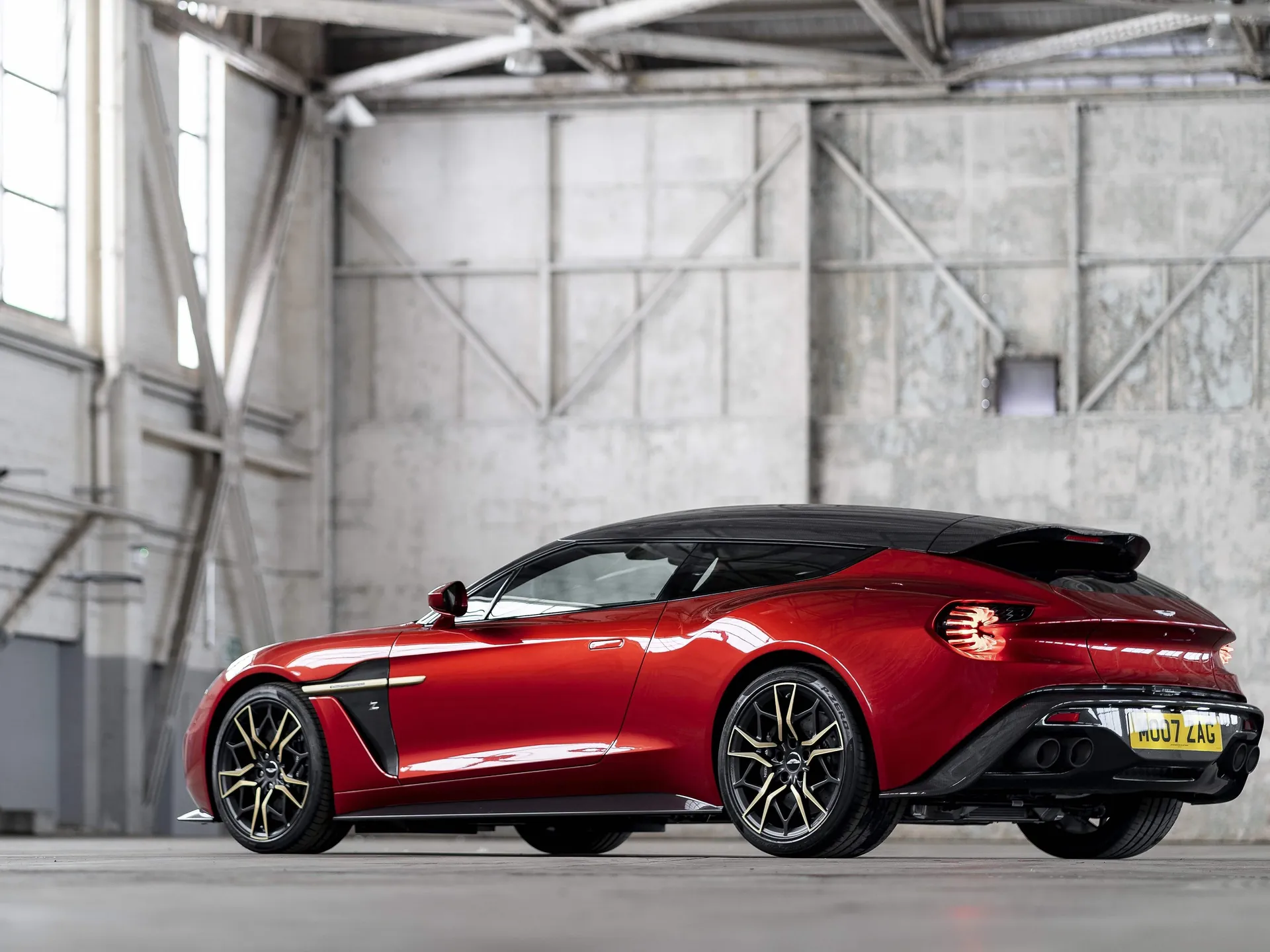 Aston Martin Vanquish Zagato Shooting Brake (2017) – zadní tříčtvrteční pohled