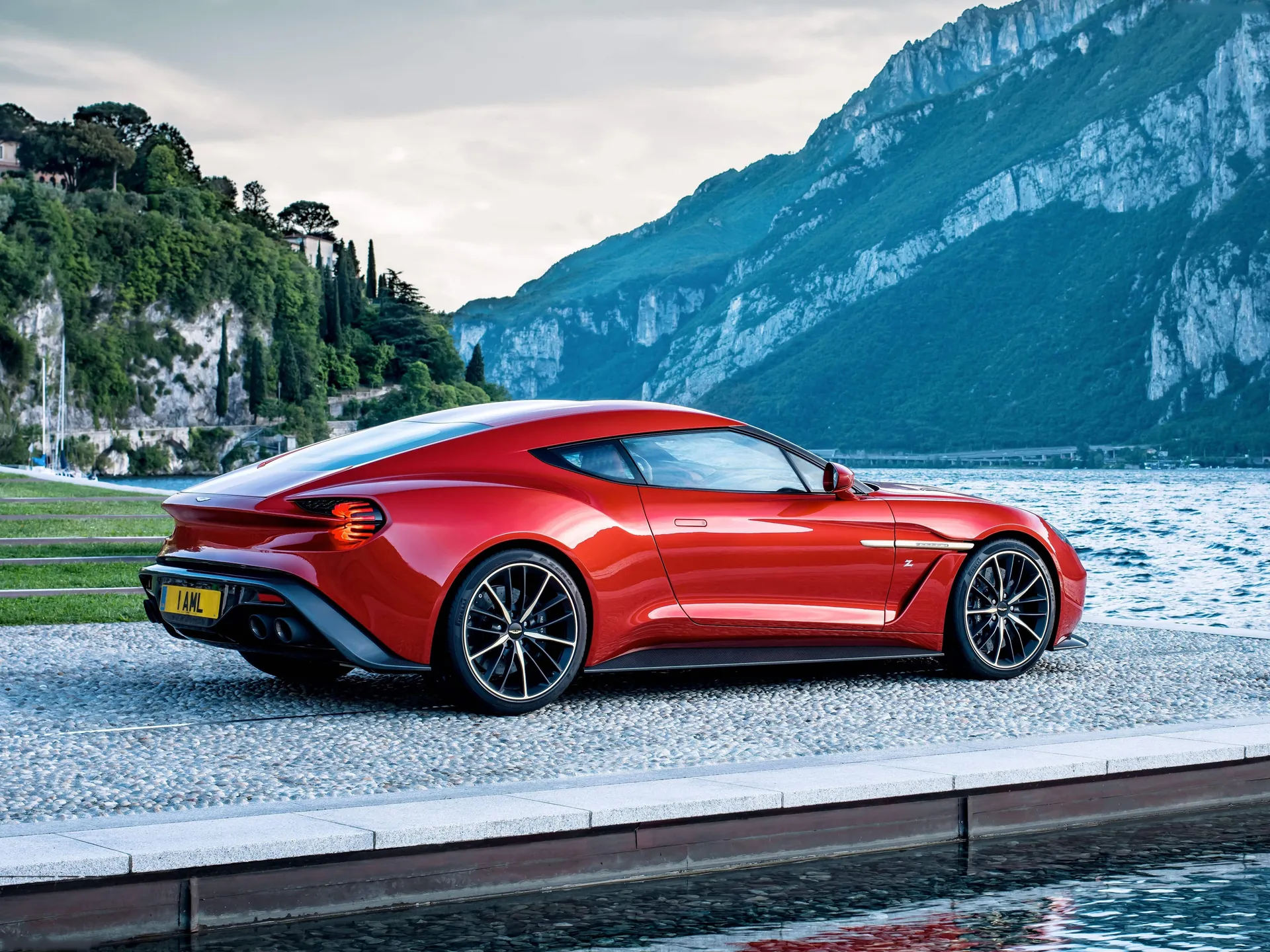 Aston Martin Vanquish Zagato (2017) – zadní tříčtvrteční pohled