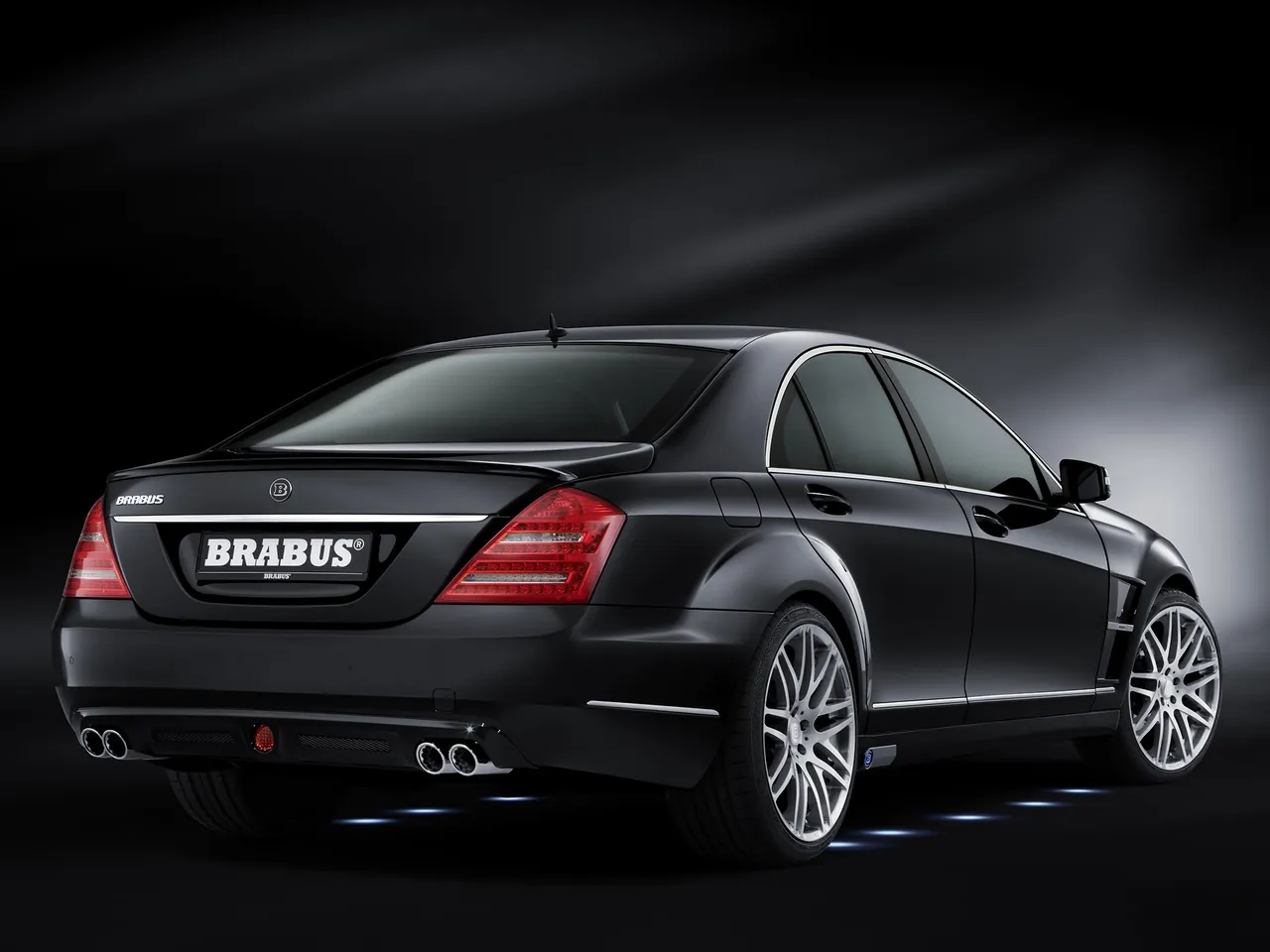 Brabus SV12 R (2010) – zadní tříčtvrteční pohled