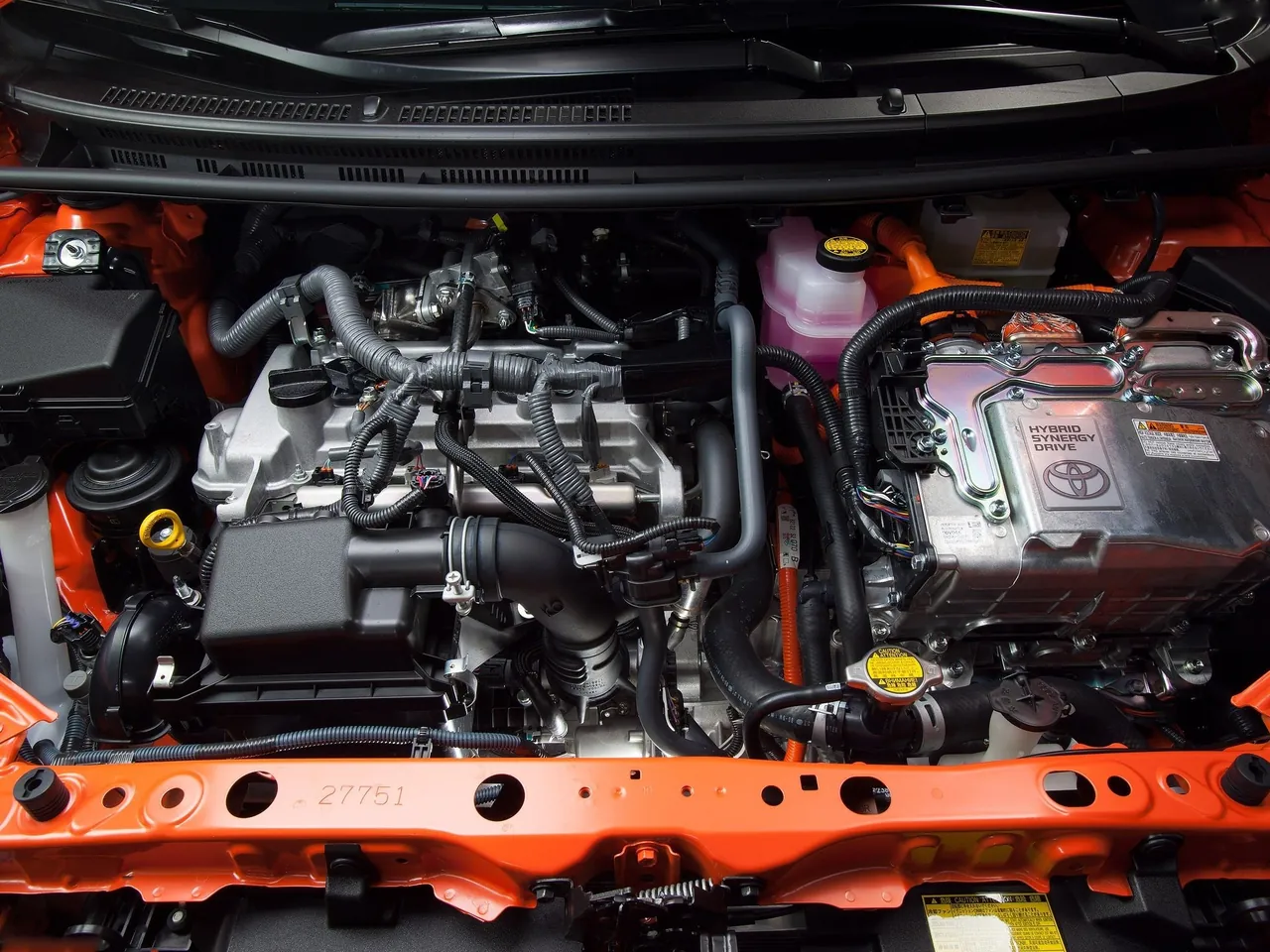 Toyota Prius C (2012) – motorový prostor