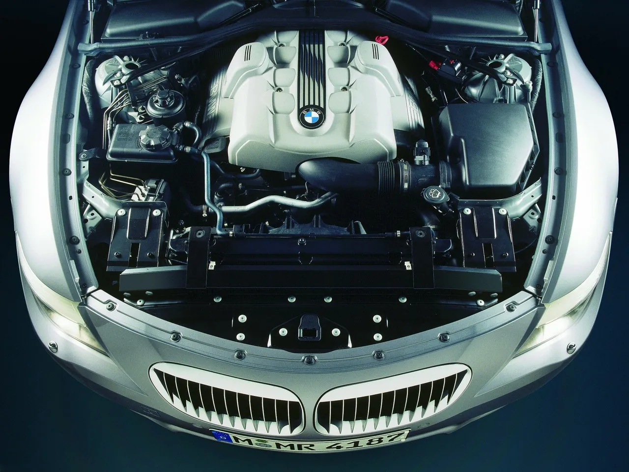 BMW 645Ci (2004) – motorový prostor