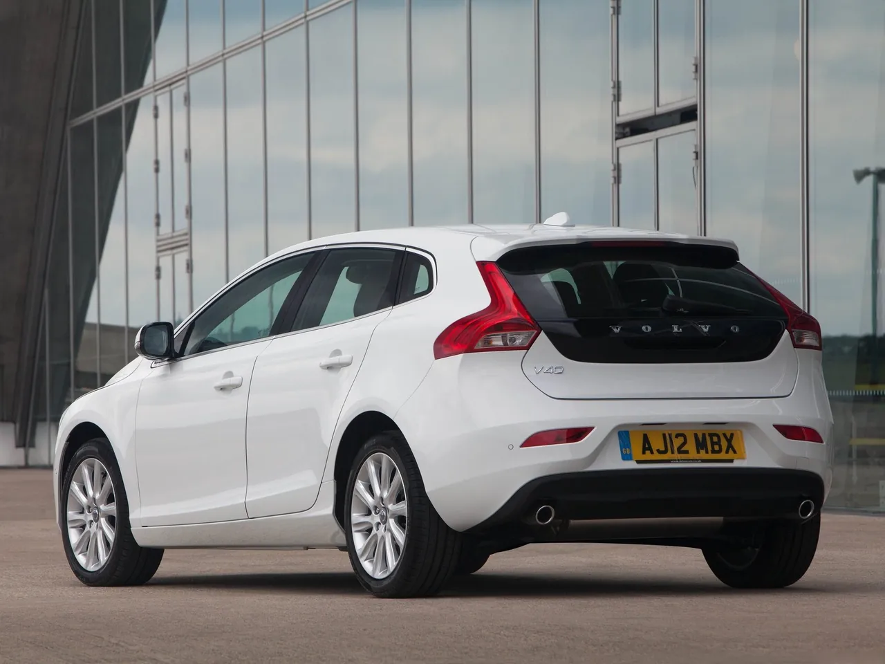 Volvo V40 (2013) – zadní tříčtvrteční pohled