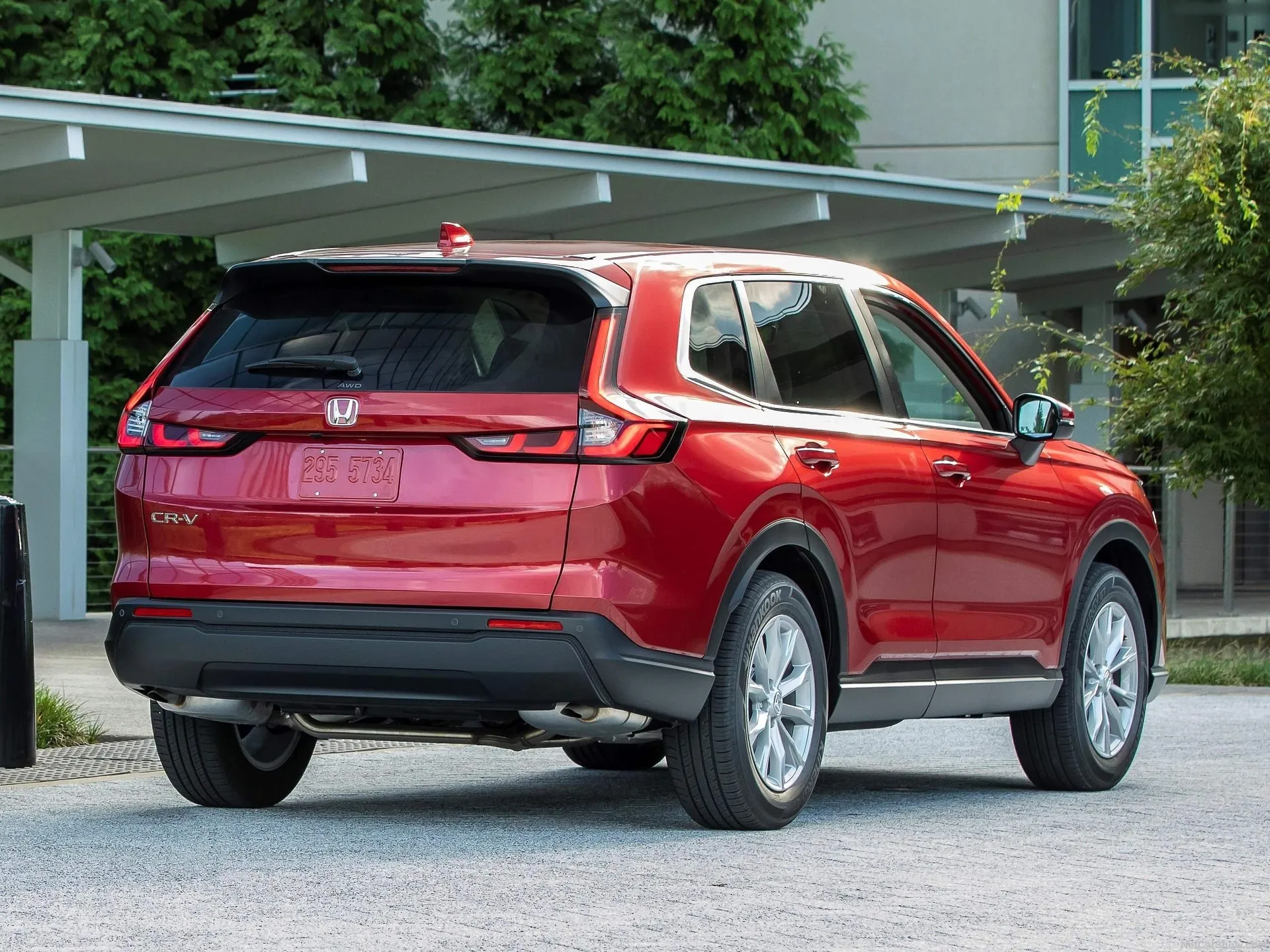 Honda CR-V (2023) – zadní tříčtvrteční pohled