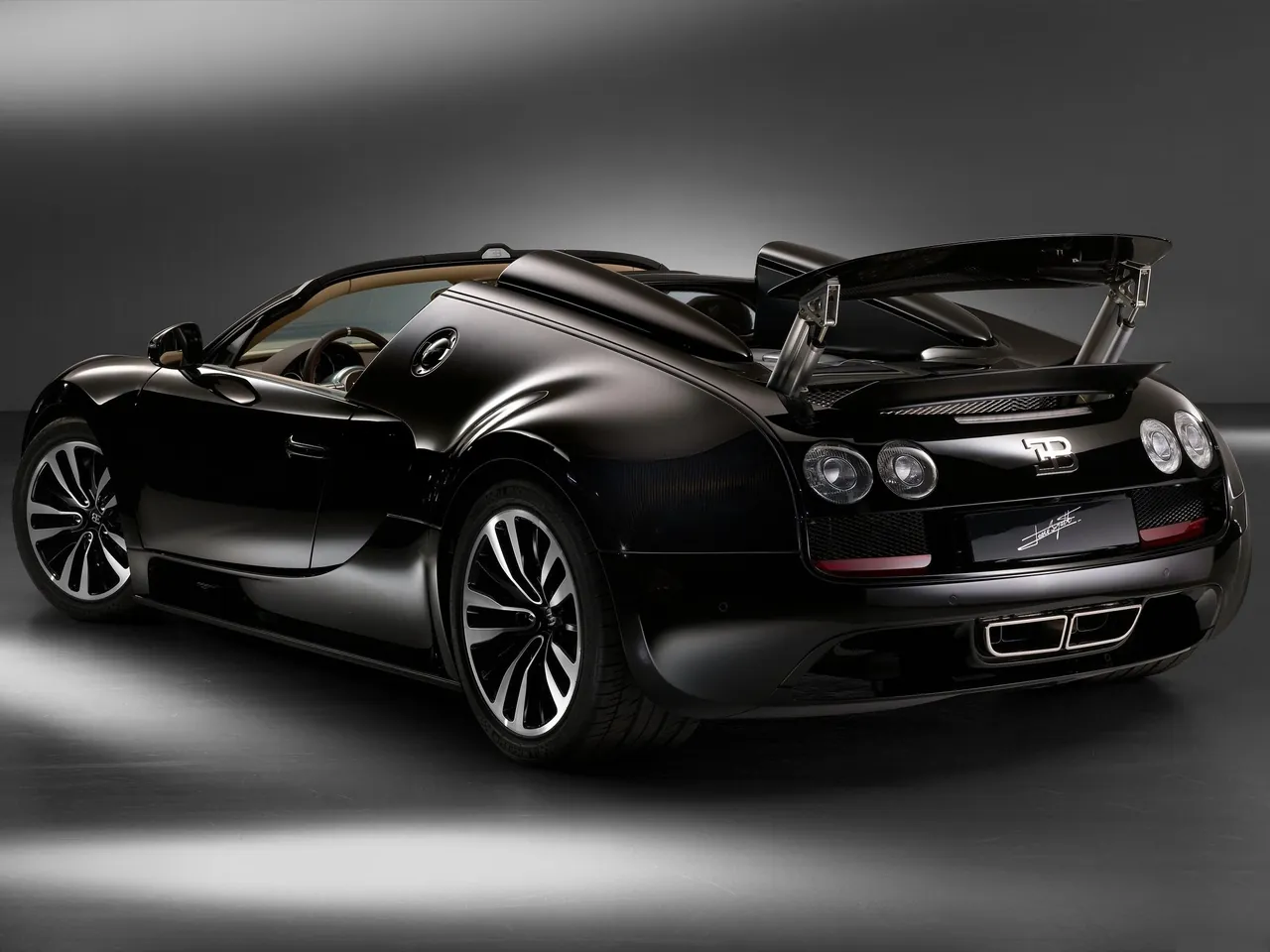 Bugatti Veyron Jean Bugatti (2013) – zadní tříčtvrteční pohled