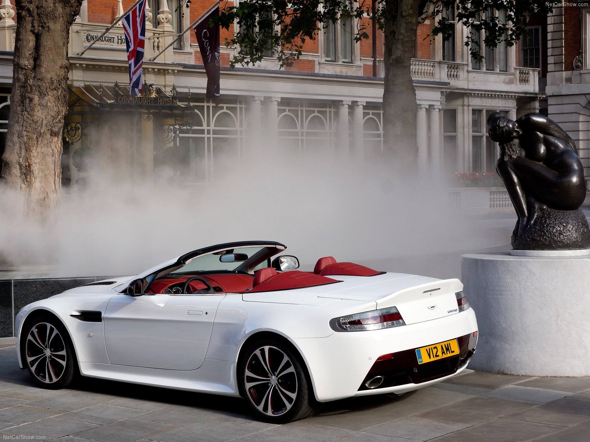 Aston Martin V12 Vantage Roadster (2013) – zadní tříčtvrteční pohled
