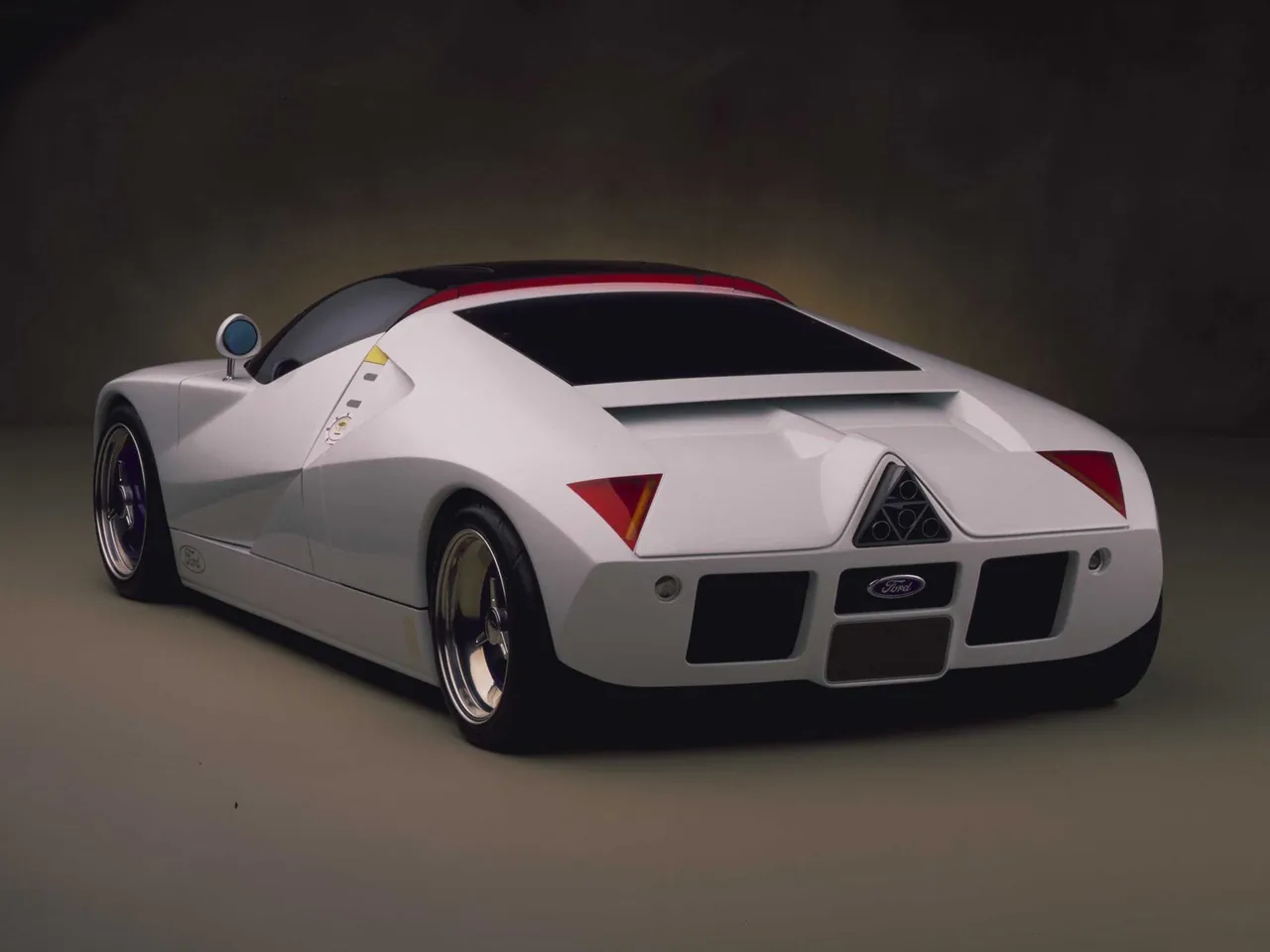 Ford GT90 Concept (1995) – zadní tříčtvrteční pohled