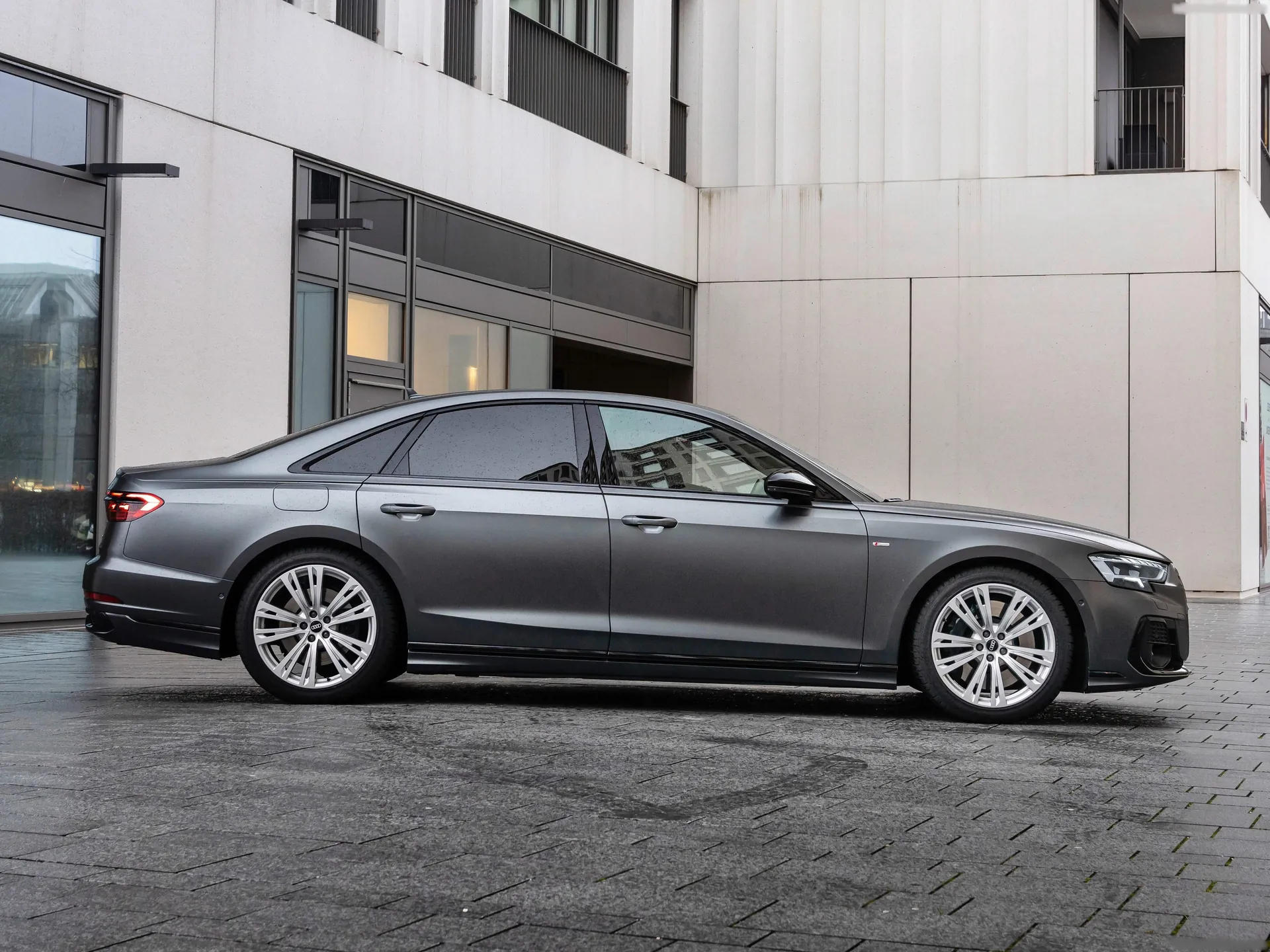 Audi A8 (2022) – boční profil