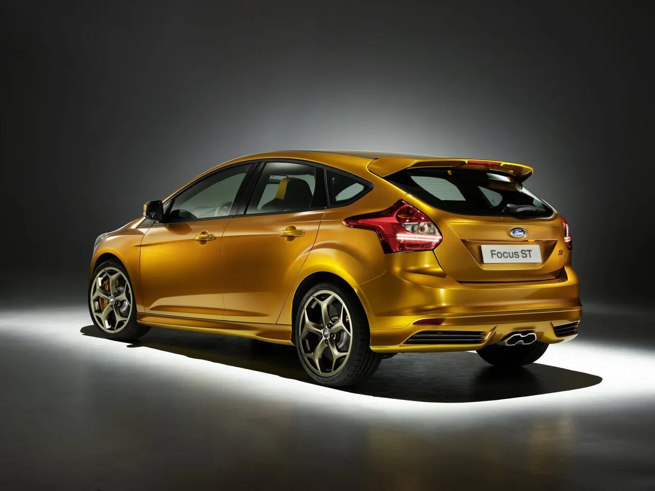 Ford Focus ST (2012) – zadní tříčtvrteční pohled