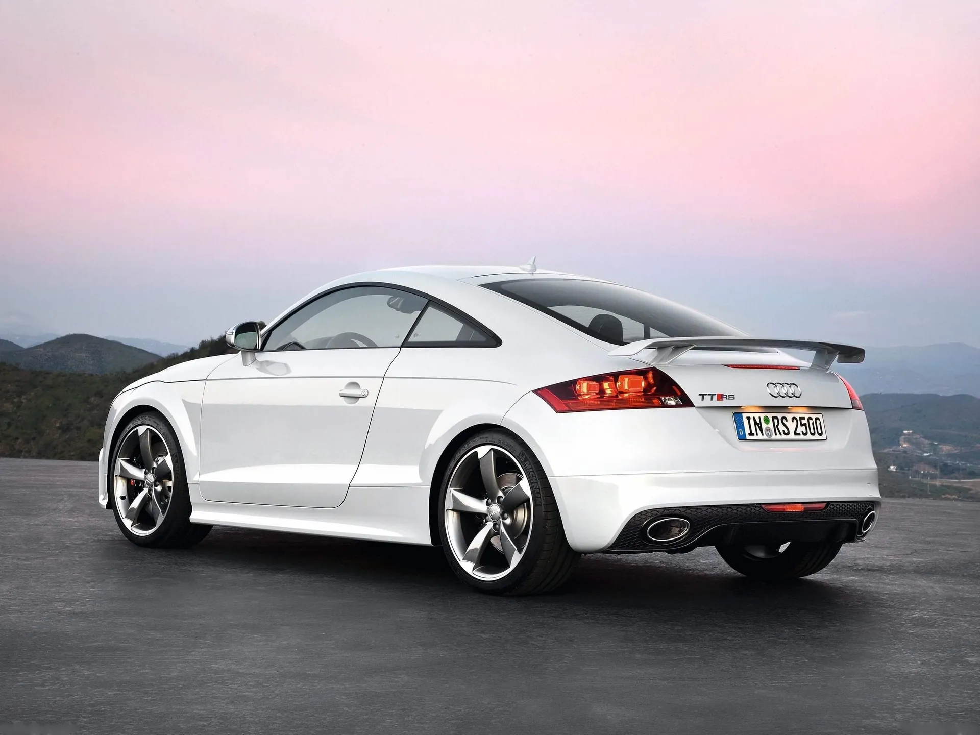 Audi TT RS (2010) – zadní tříčtvrteční pohled