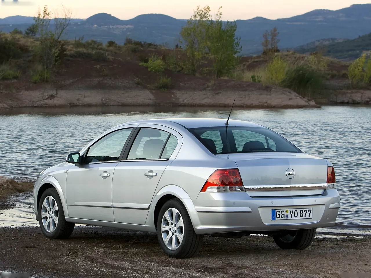 Opel Astra Sedan (2007) – zadní tříčtvrteční pohled