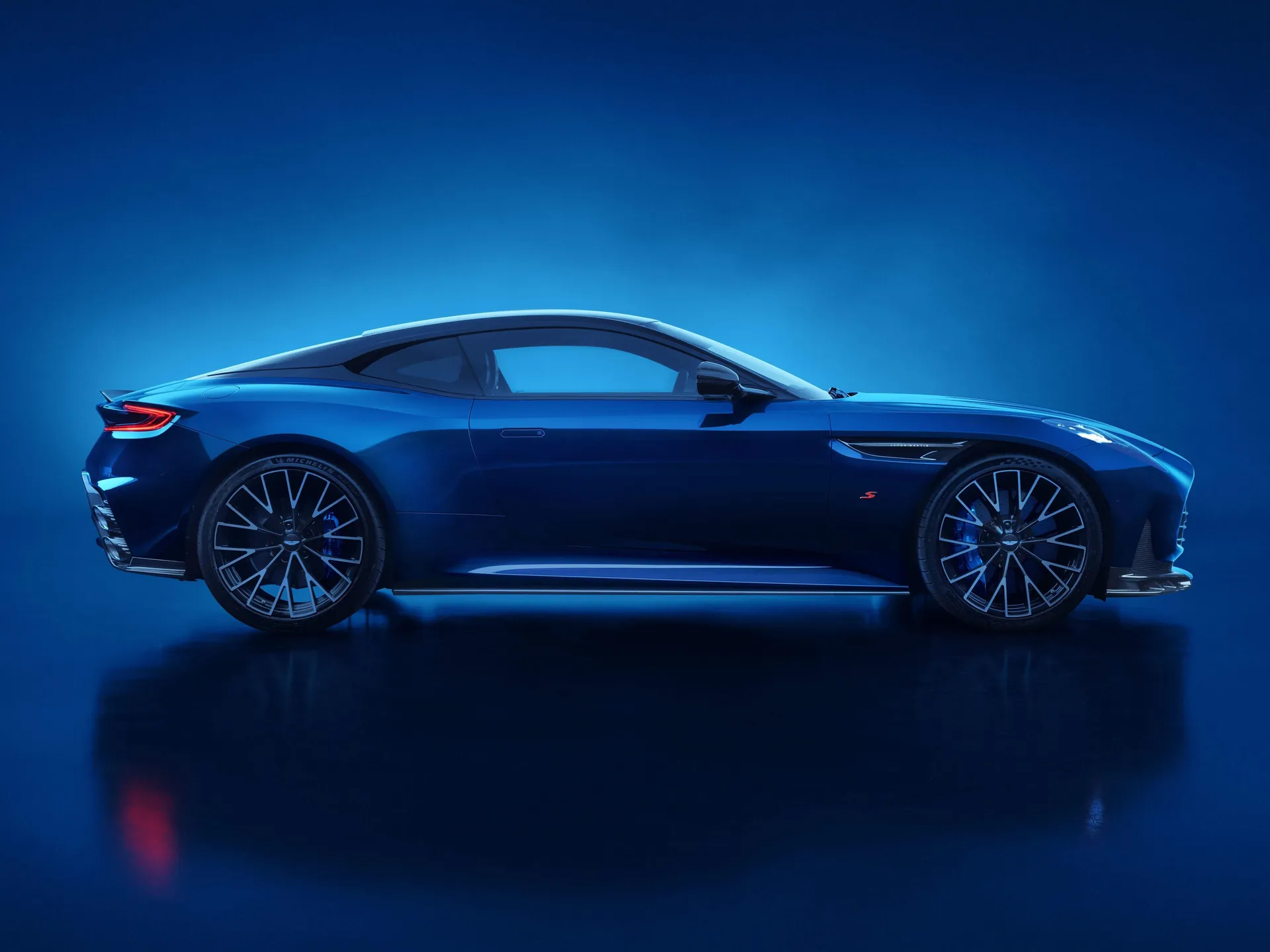 Aston Martin DB12 S (2026) – boční profil