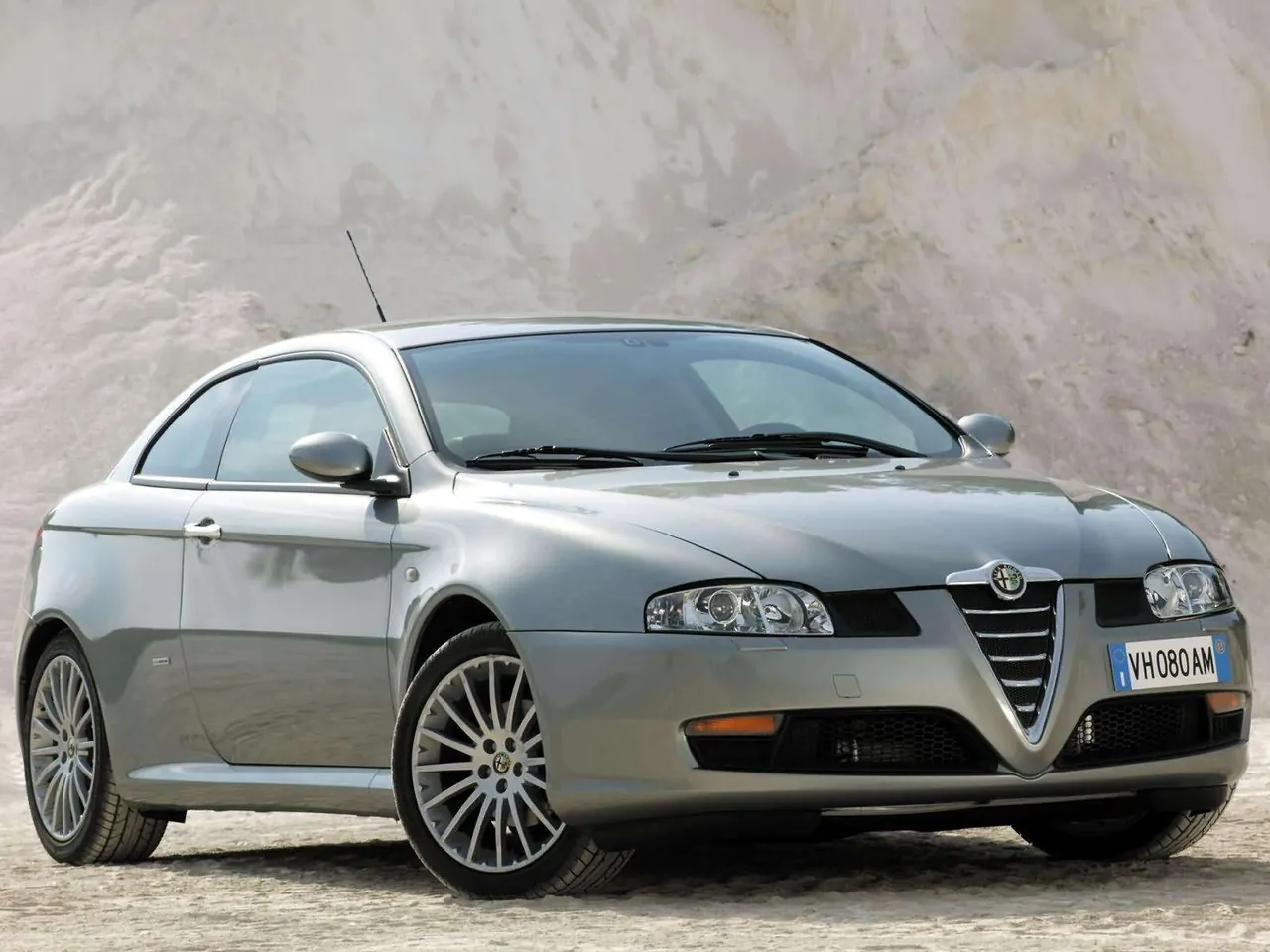 Alfa Romeo GT (2003) - Front Three-Quarter