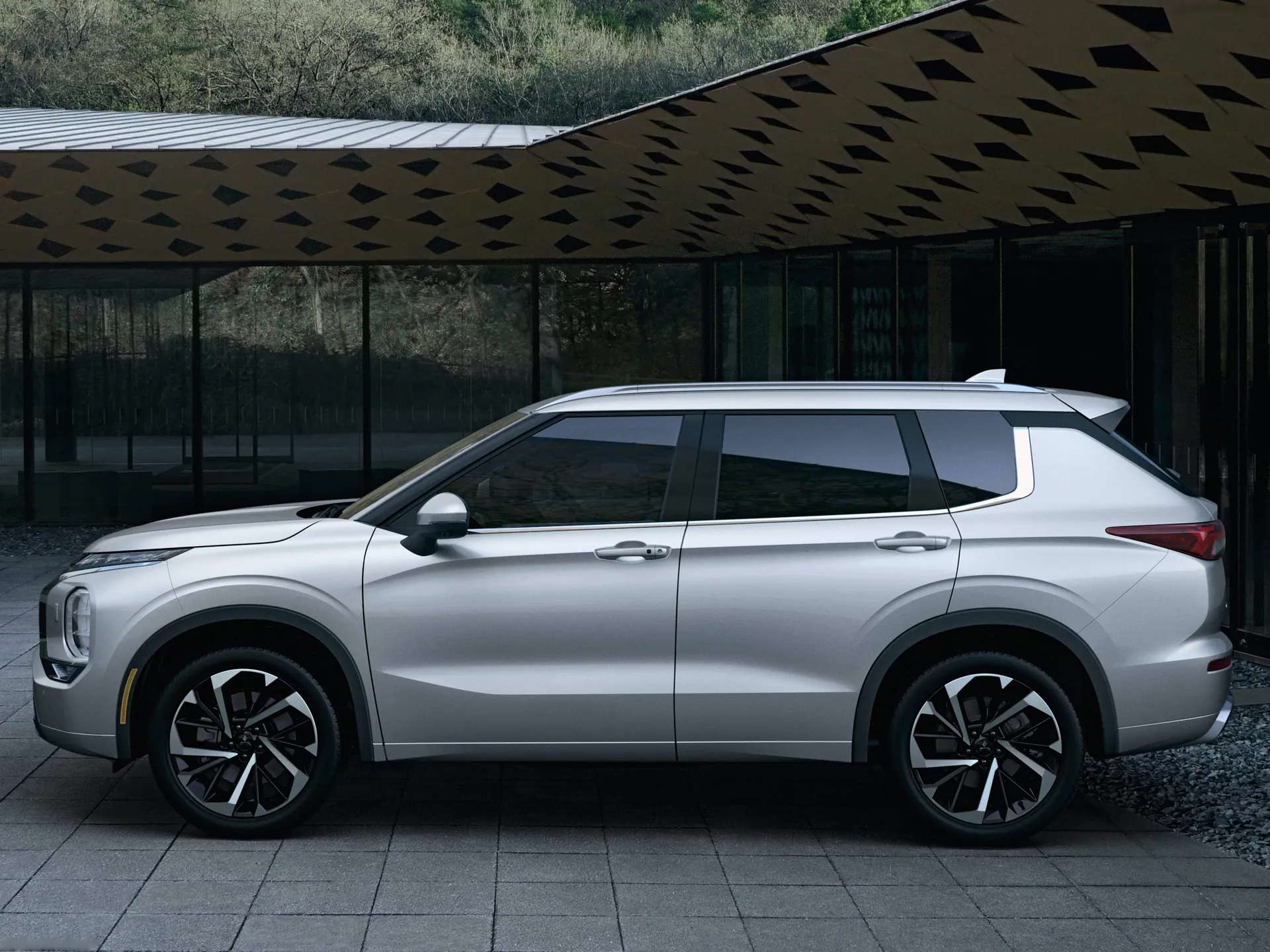 Mitsubishi Outlander (2022) – boční profil