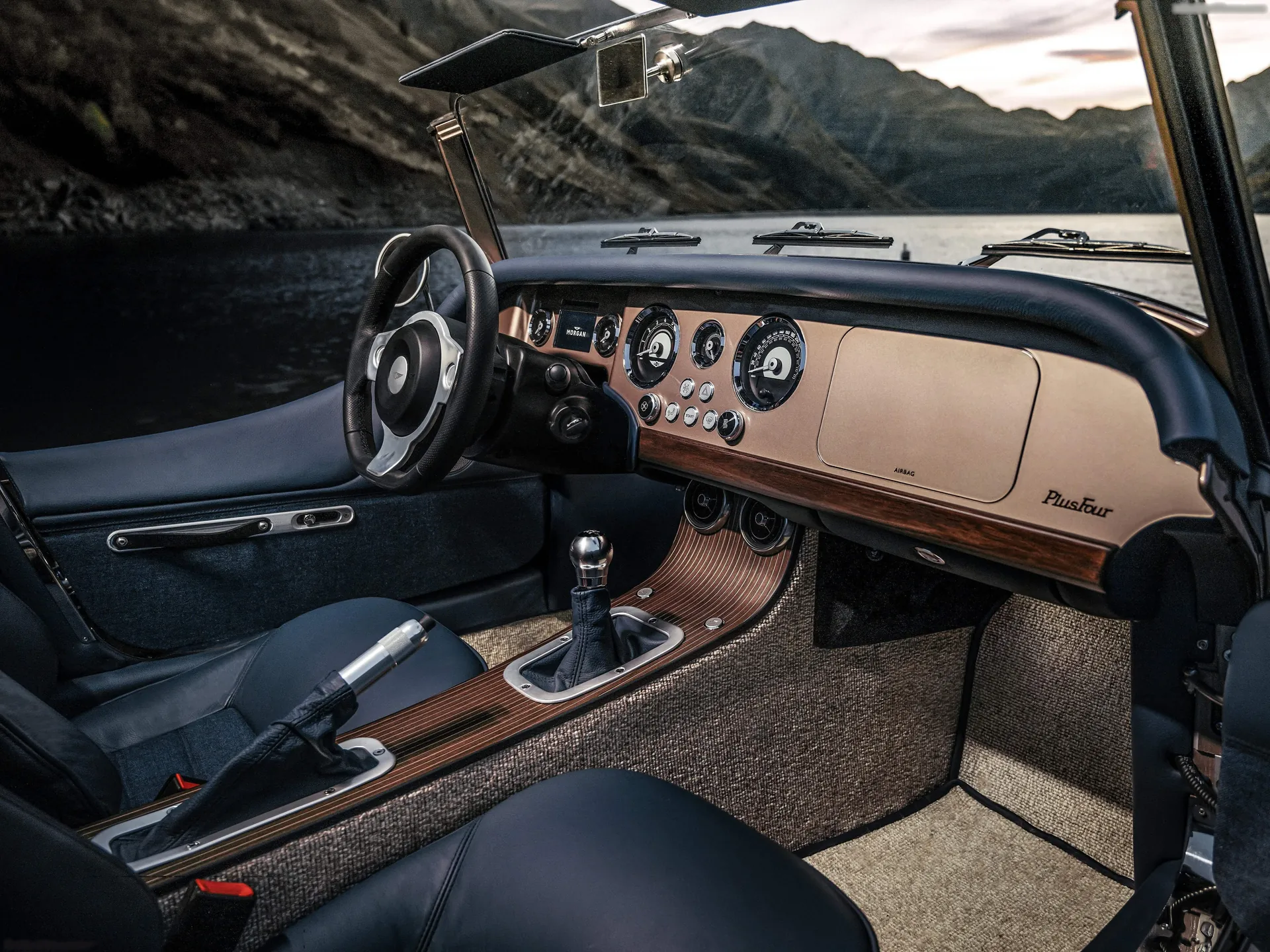Morgan Plus Four (2023) – interiér
