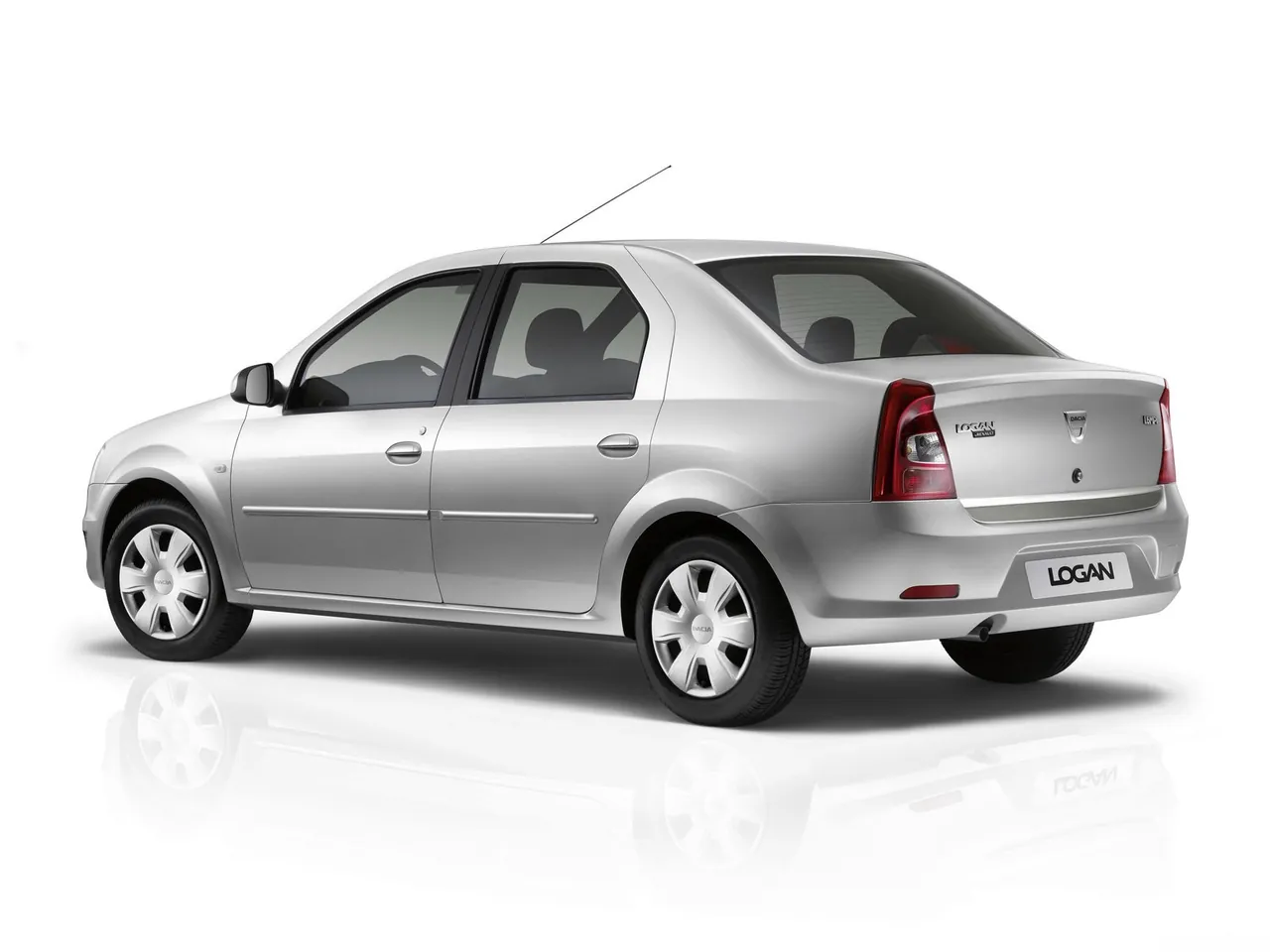 Dacia Logan (2009) – zadní tříčtvrteční pohled