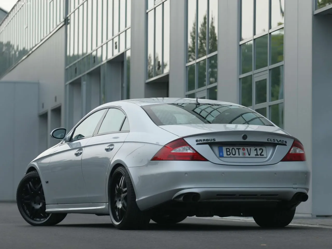 Brabus Rocket (2005) – zadní tříčtvrteční pohled