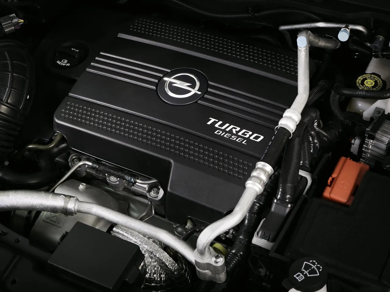 Opel Antara (2011) - Engine Bay