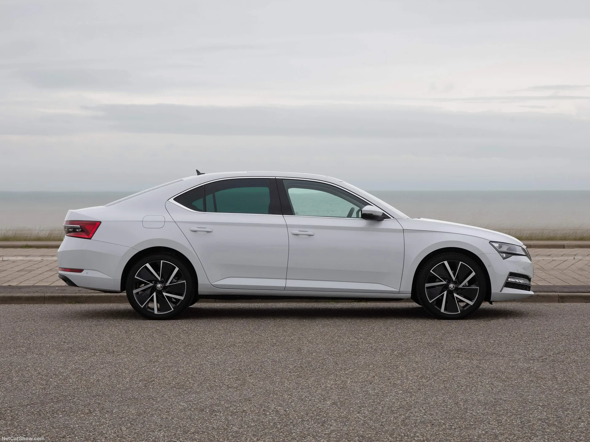 Skoda Superb iV (2020) – boční profil