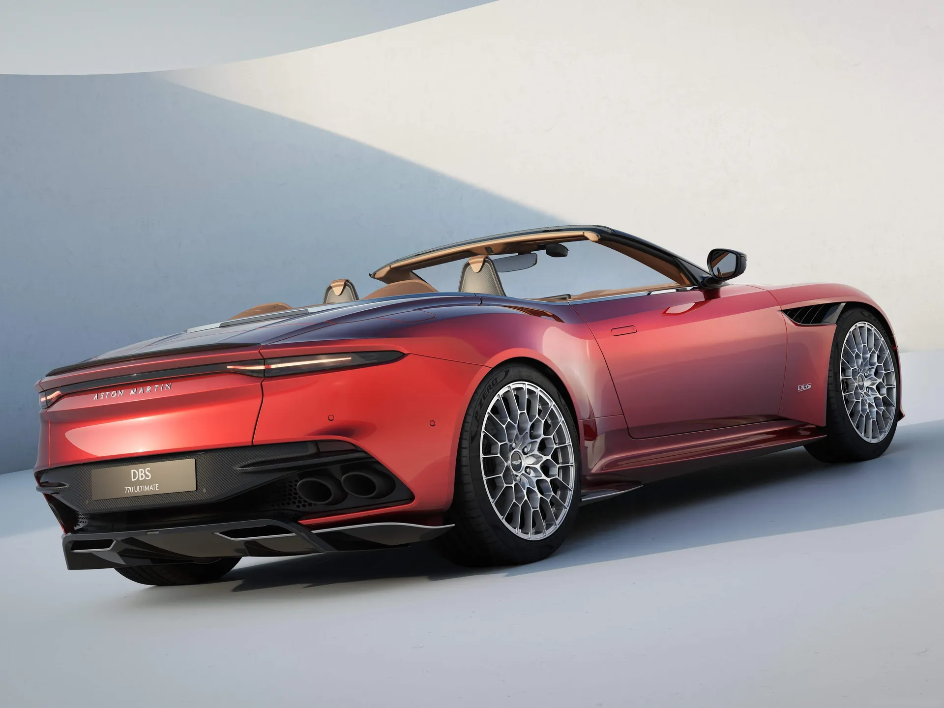 Aston Martin DBS770 Ultimate Volante (2024) – zadní tříčtvrteční pohled