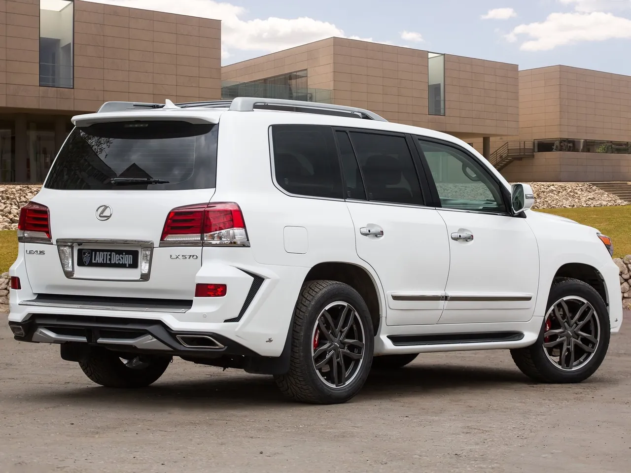 Larte Lexus LX570 Alligator (2015) – zadní tříčtvrteční pohled