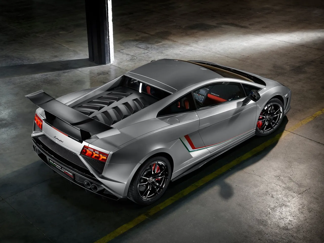 Lamborghini Gallardo LP570-4 Squadra Corse (2014) – zadní tříčtvrteční pohled