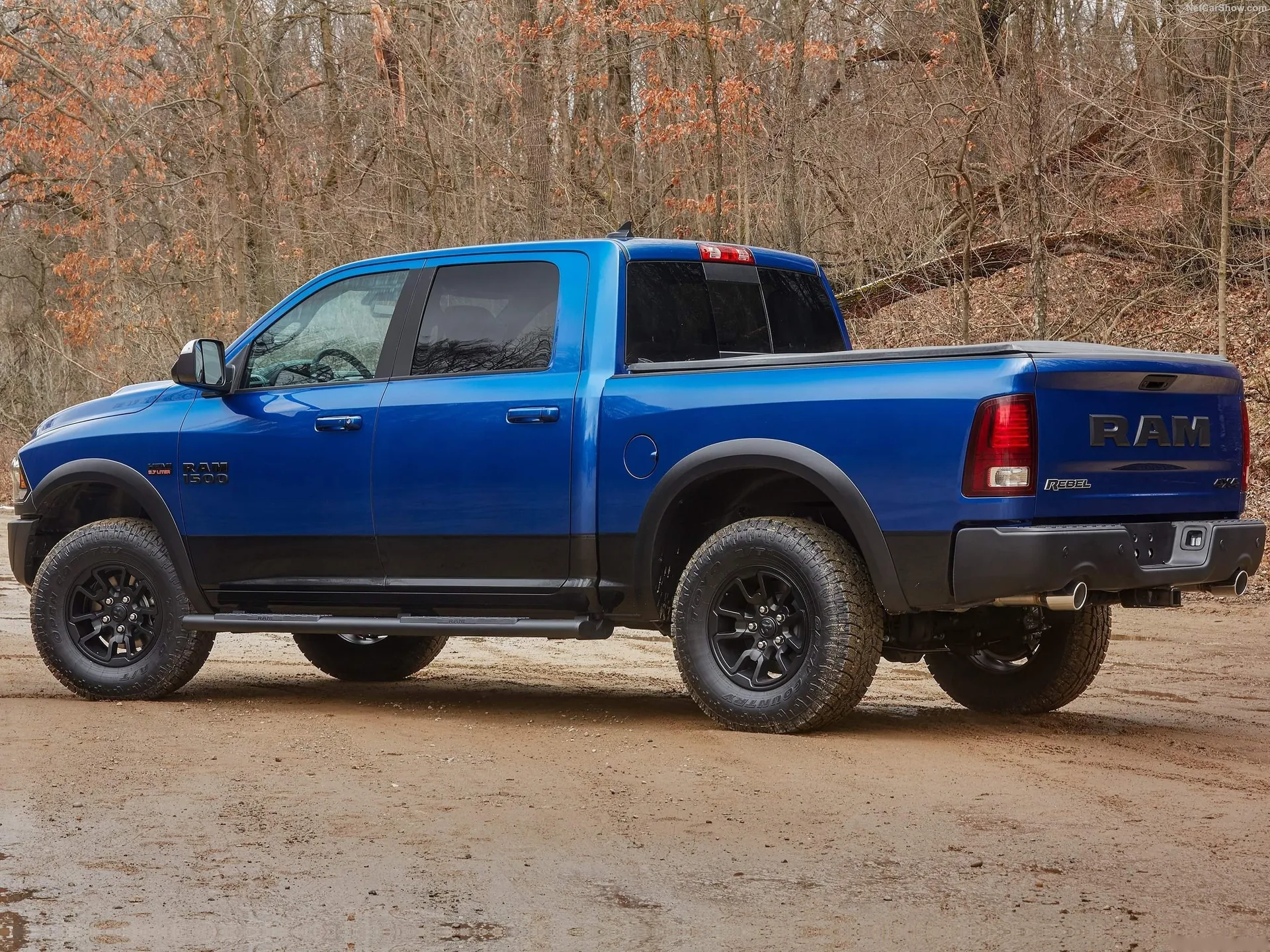 Ram 1500 Rebel Blue Streak (2017) – zadní tříčtvrteční pohled