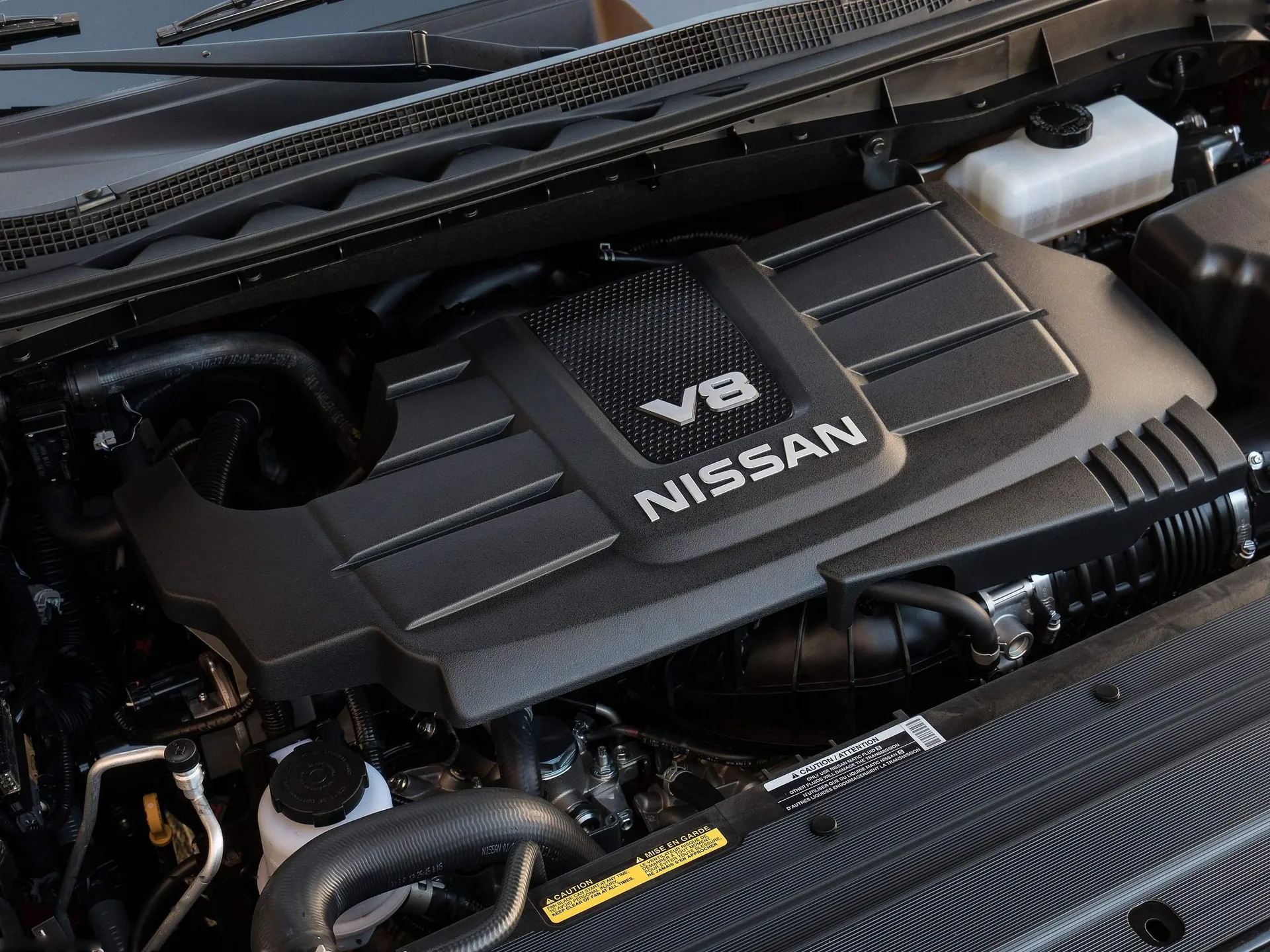 Nissan Titan Single Cab (2017) – motorový prostor