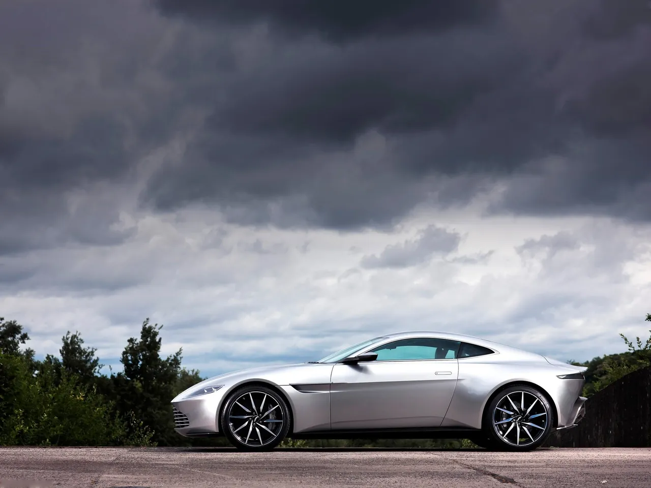 Aston Martin DB10 (2015) – boční profil