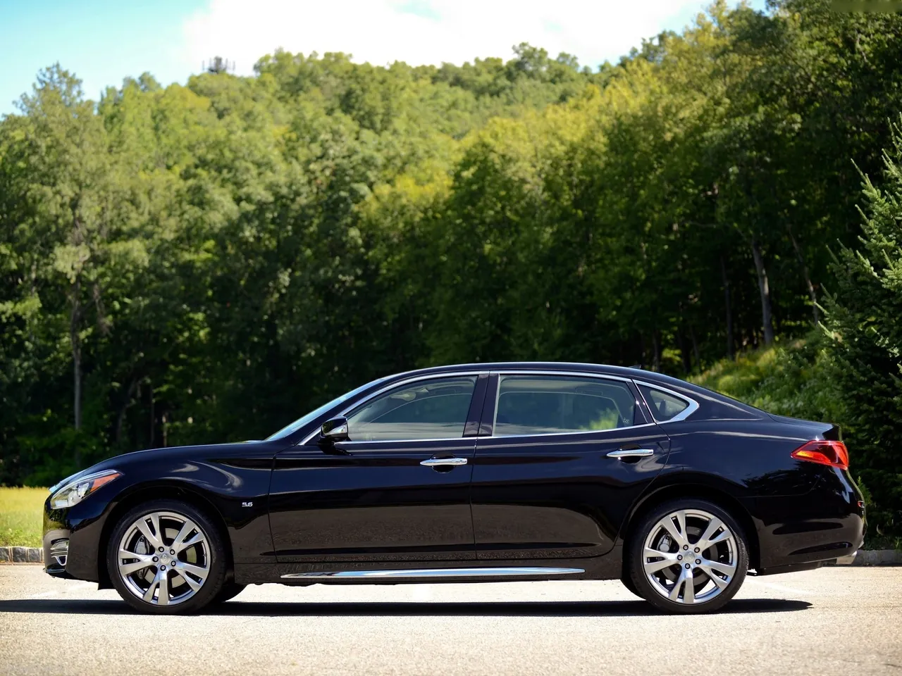 Infiniti Q70L (2015) - Side Profile