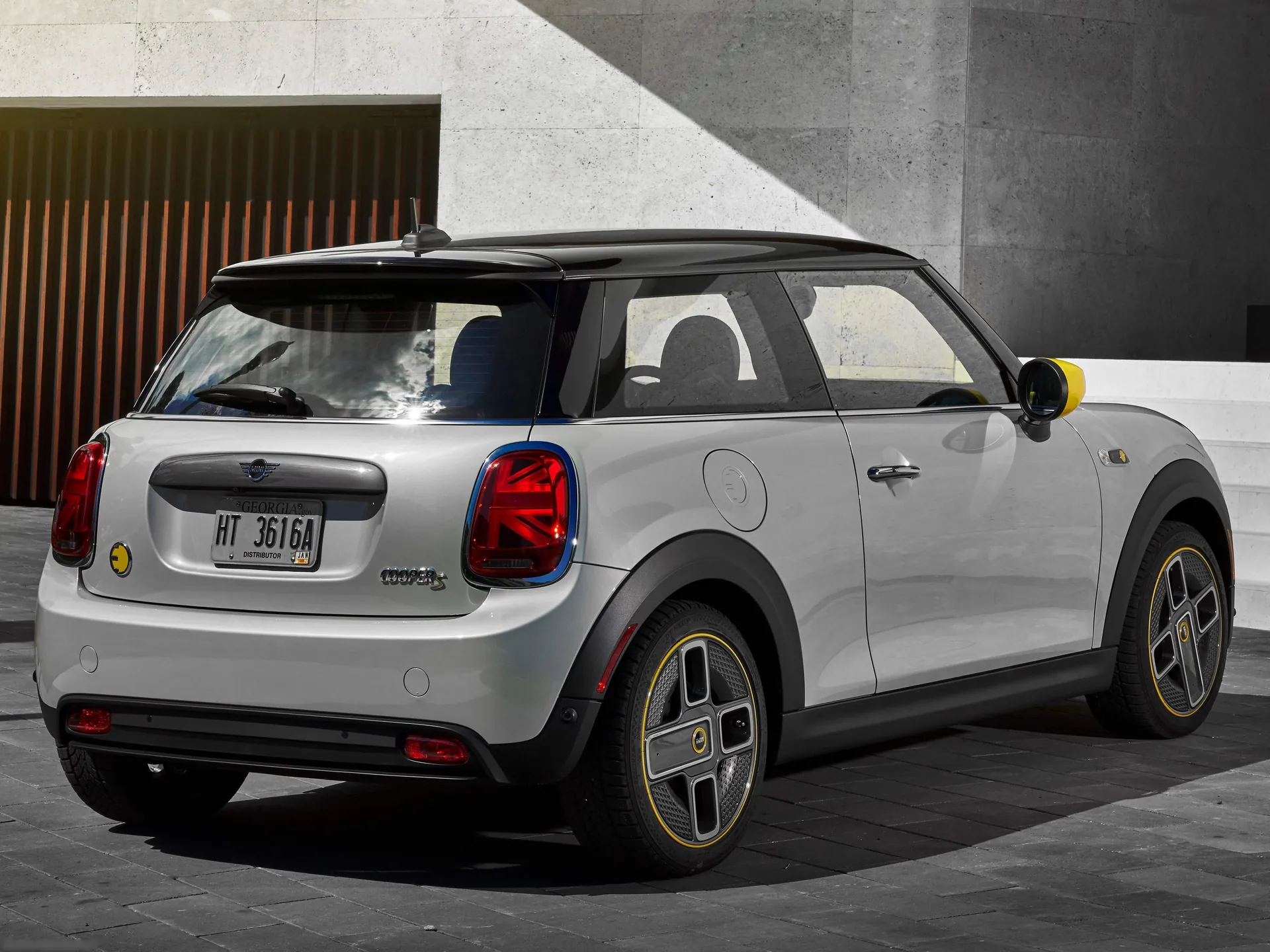 Mini Cooper SE (2020) - Rear Three-Quarter