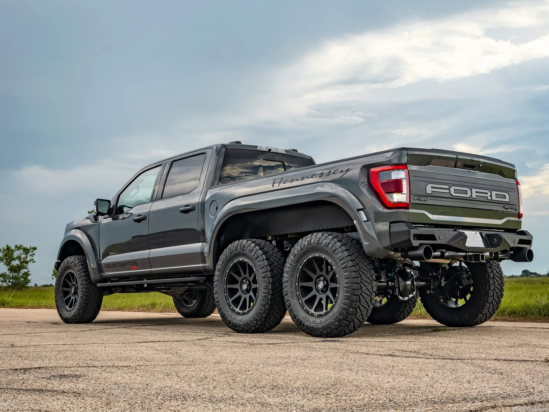 Hennessey VelociRaptor 6x6 (2022) – zadní tříčtvrteční pohled