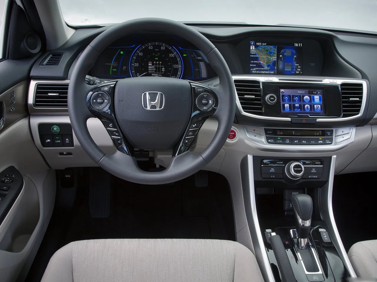 Honda Accord PHEV (2014) – interiér