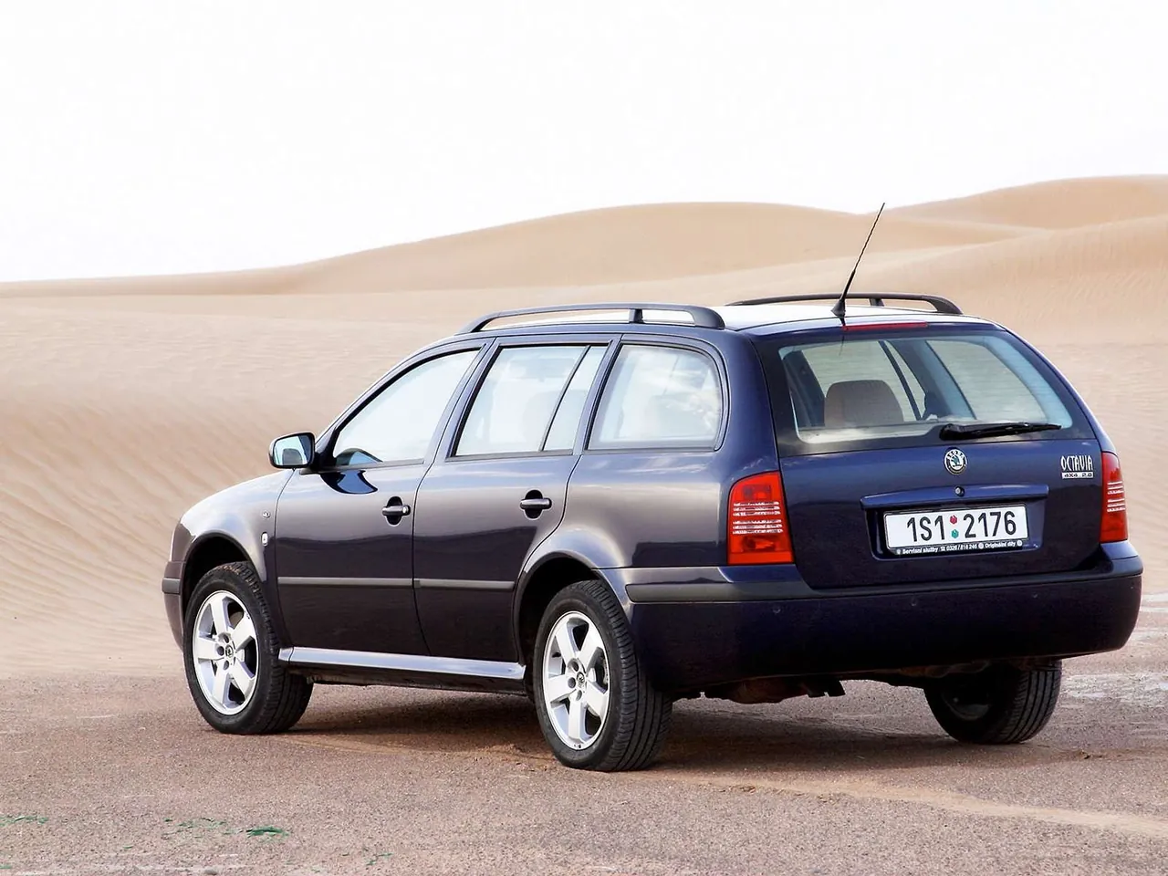 Skoda Octavia Combi 4x4 (2003) – zadní tříčtvrteční pohled