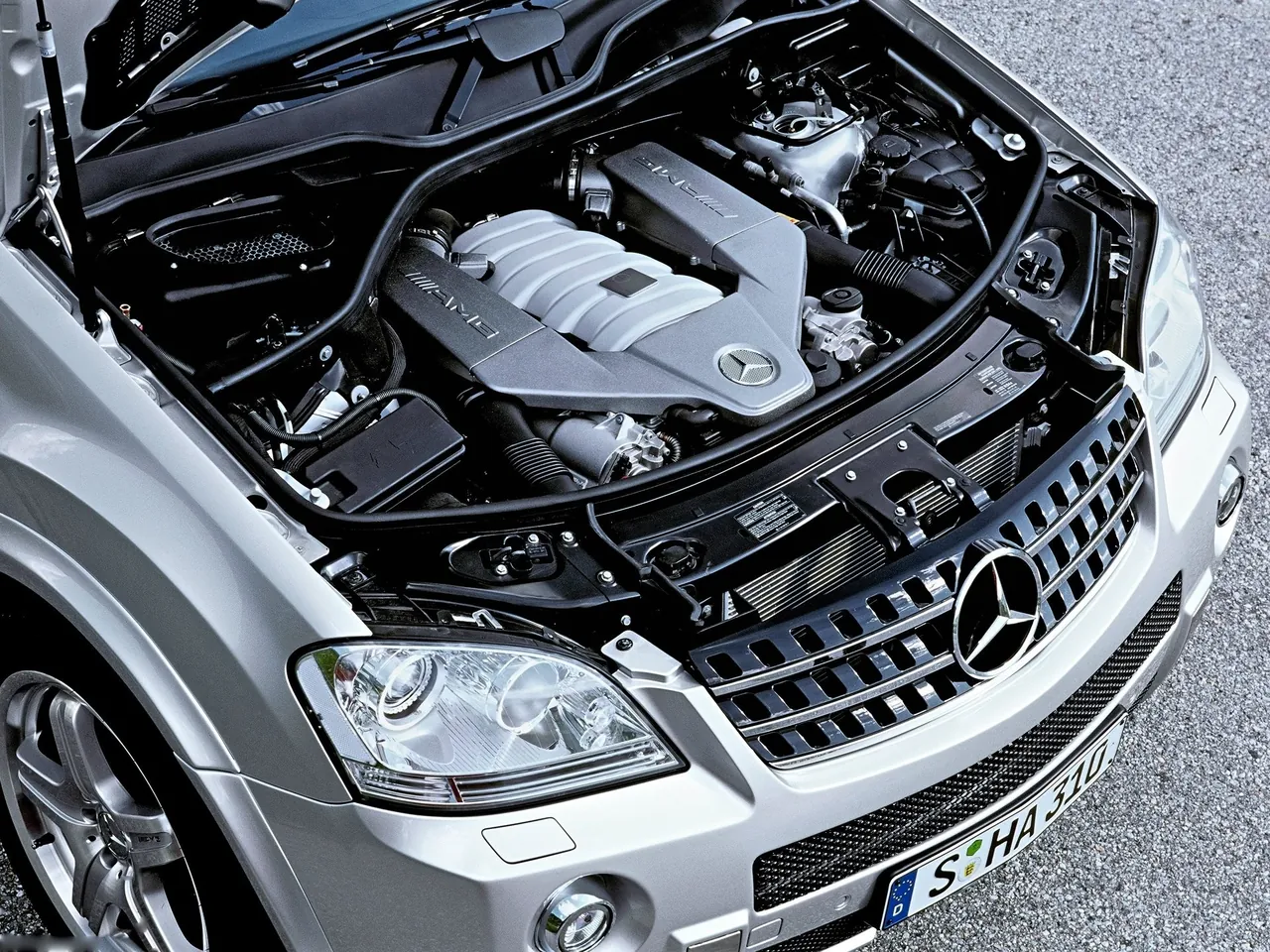 Mercedes-Benz ML 63 AMG (2006) - Engine Bay