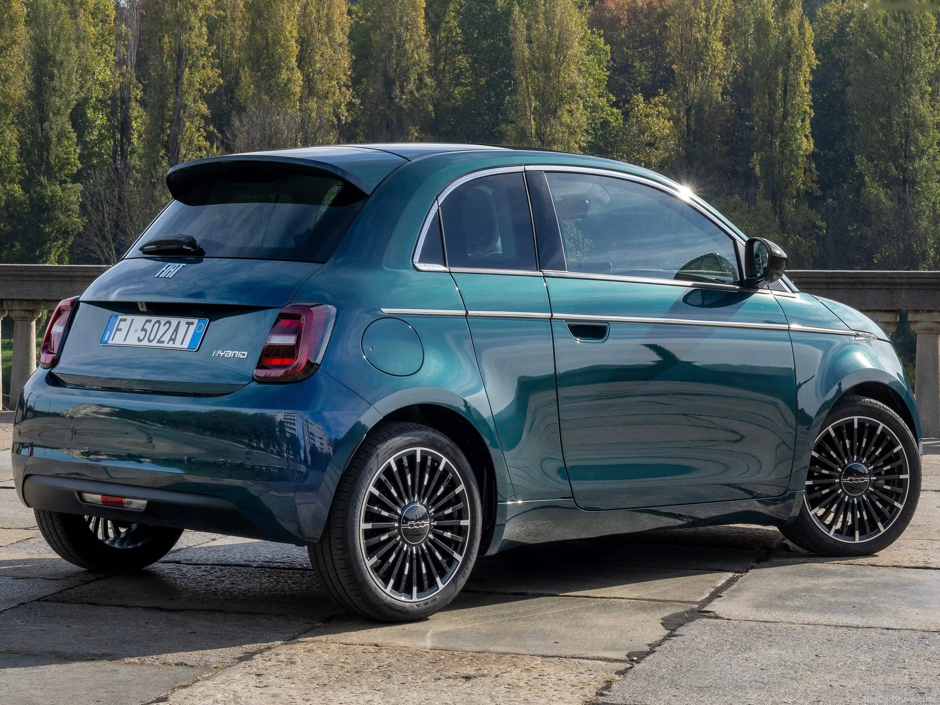 Fiat 500 Hybrid (2026) – zadní tříčtvrteční pohled
